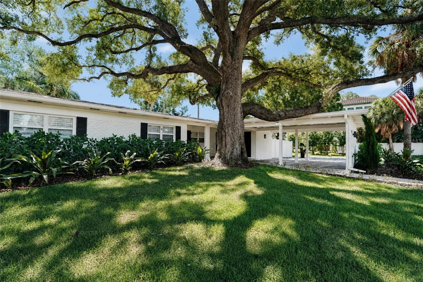 214 S Treasure Dr photo 4