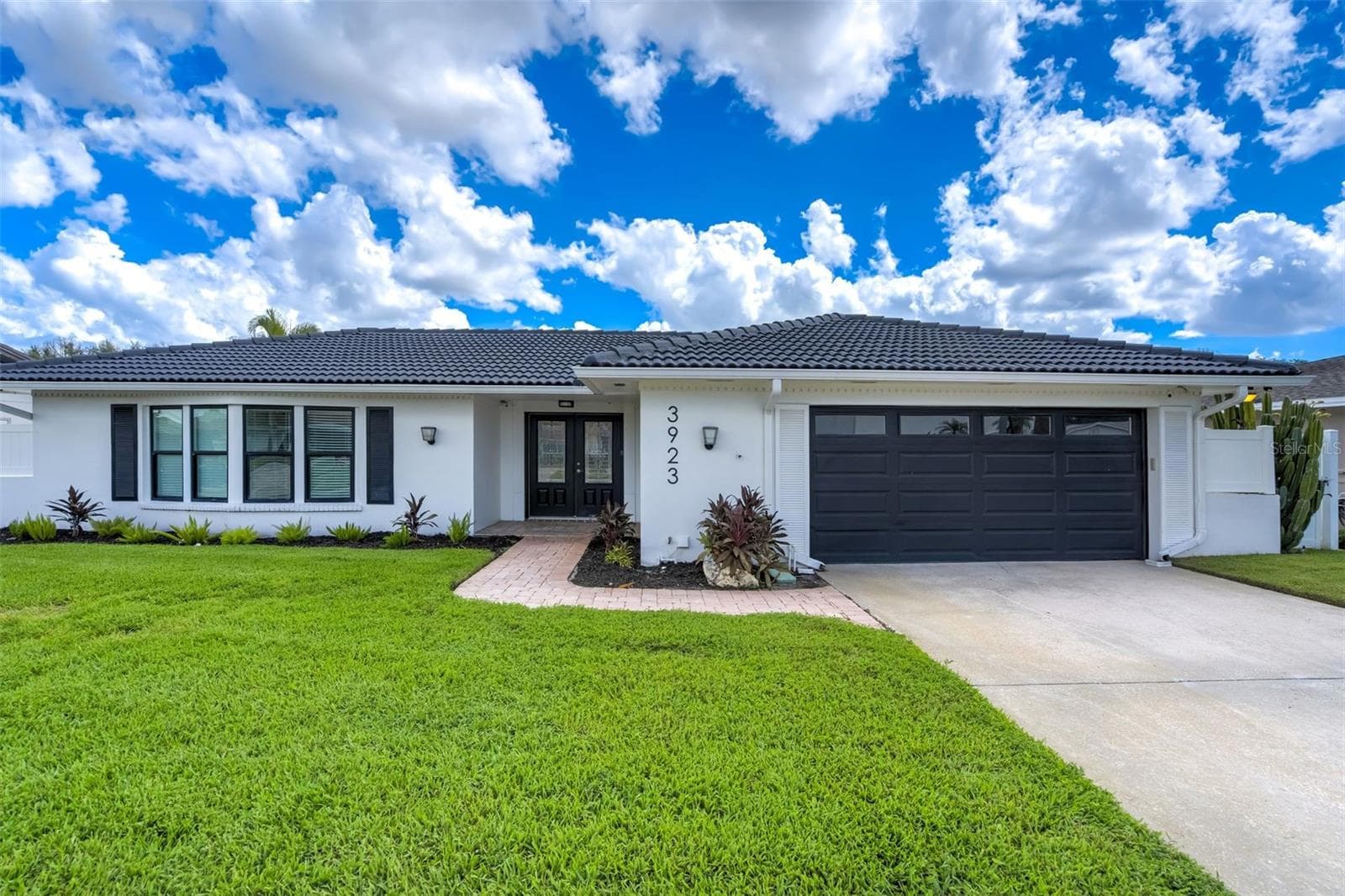 3923 Doral Dr photo 2