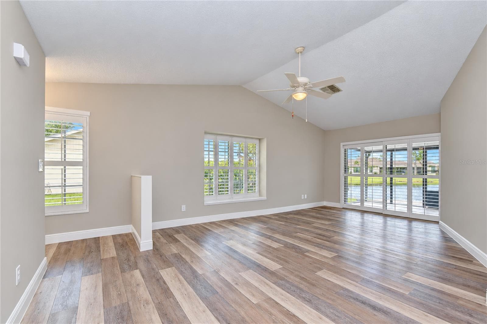 3942 Shoreside Cir photo 3