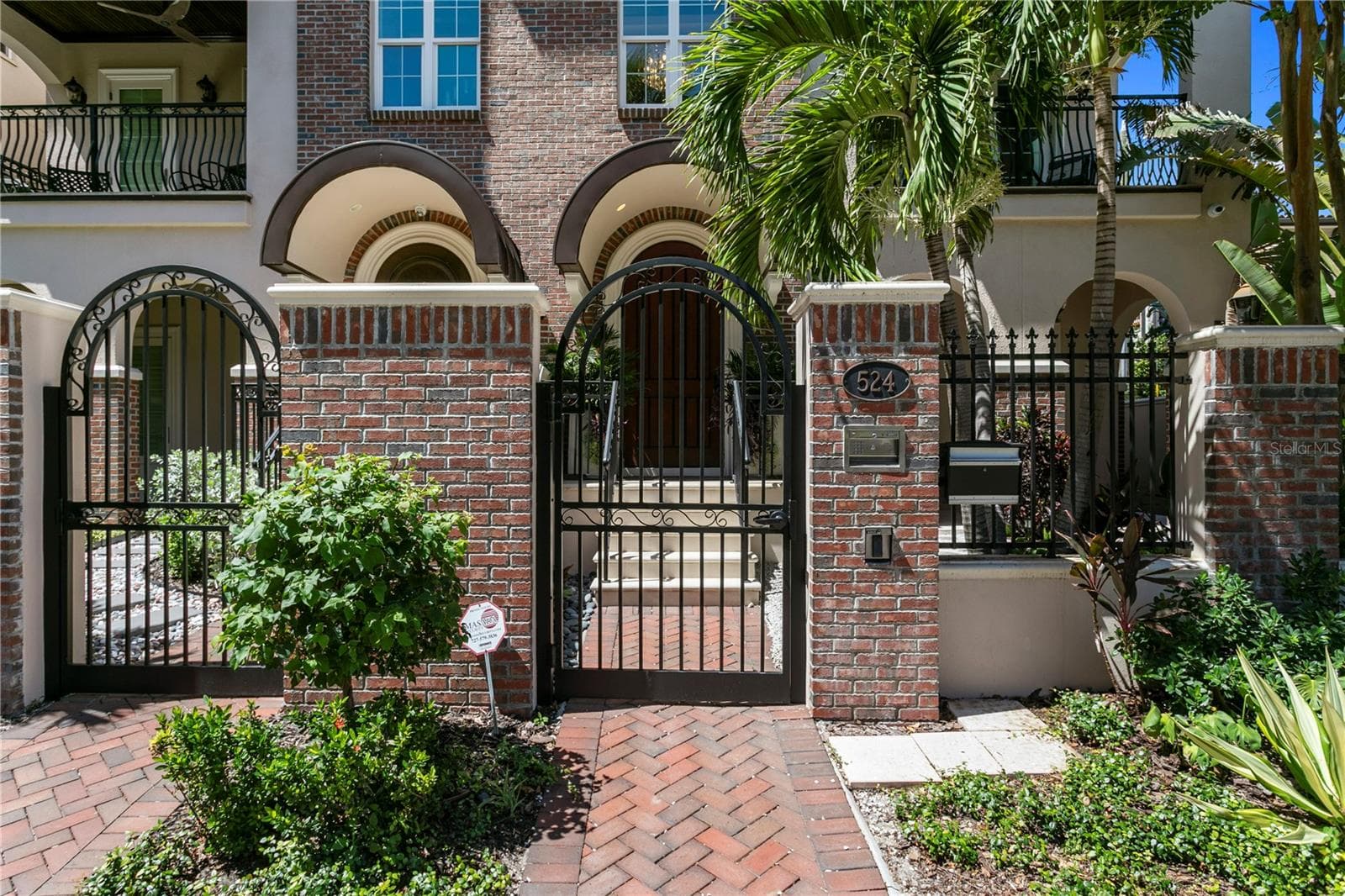 524 Beach Dr NE photo 4