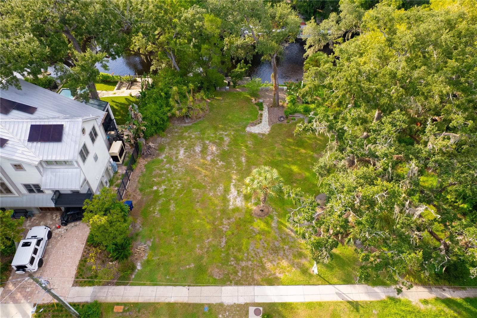 1214 E Park Cir