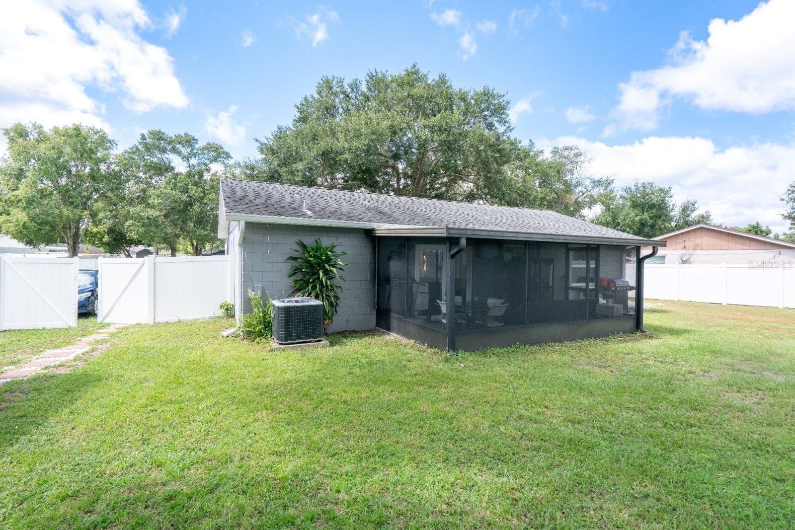 13915 Bridgeport Dr photo 3