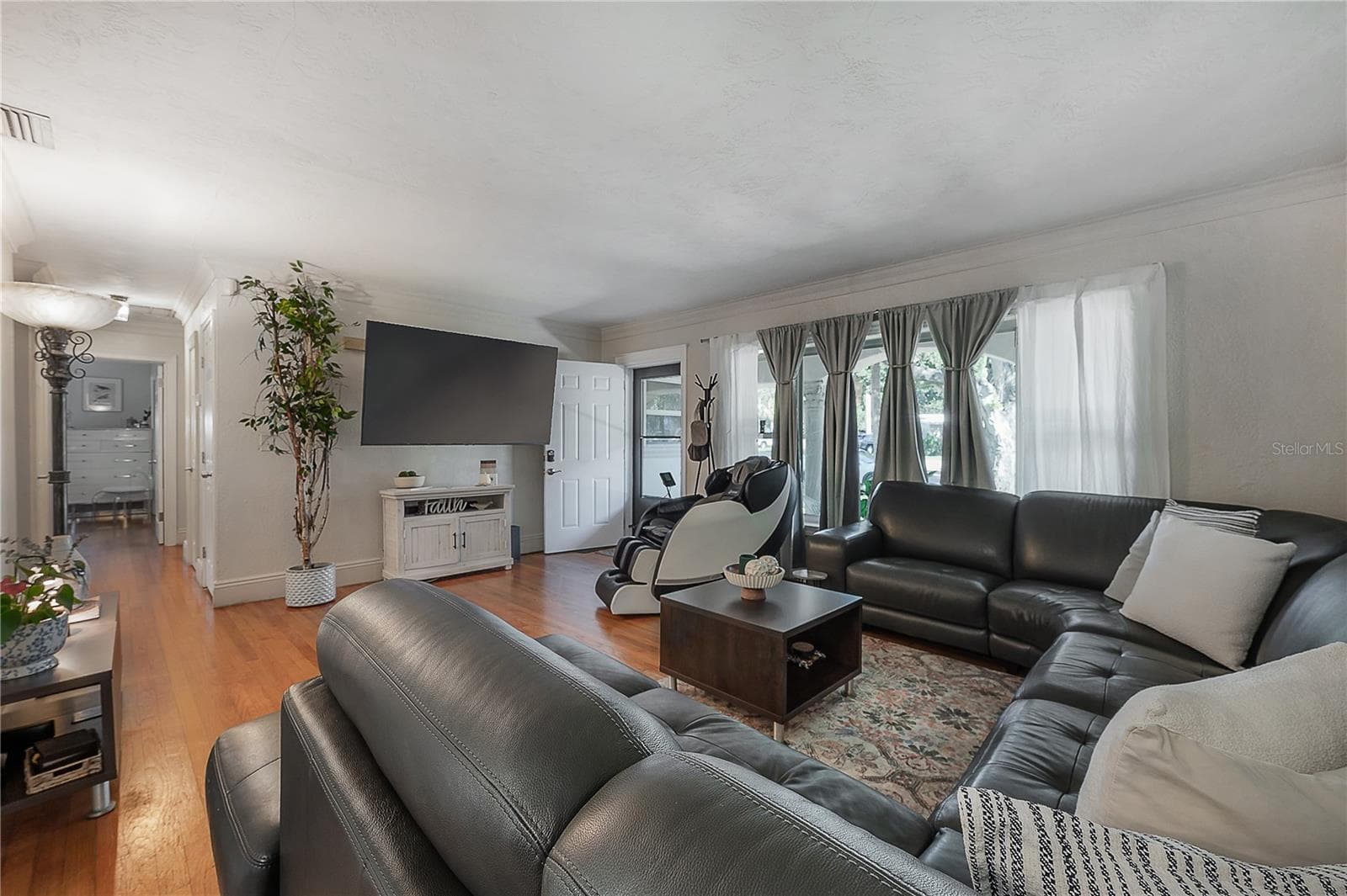 3138 W Euclid Ave photo 4