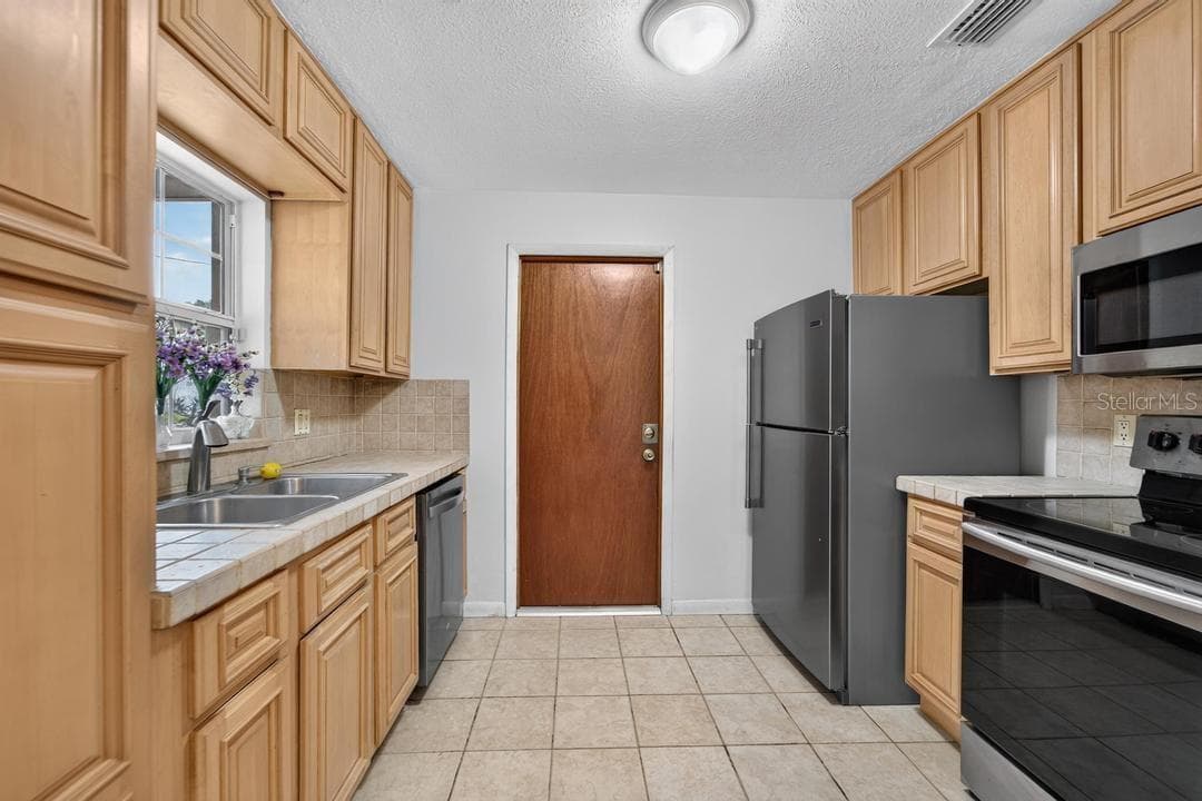 820 Blackberry Lane photo 3