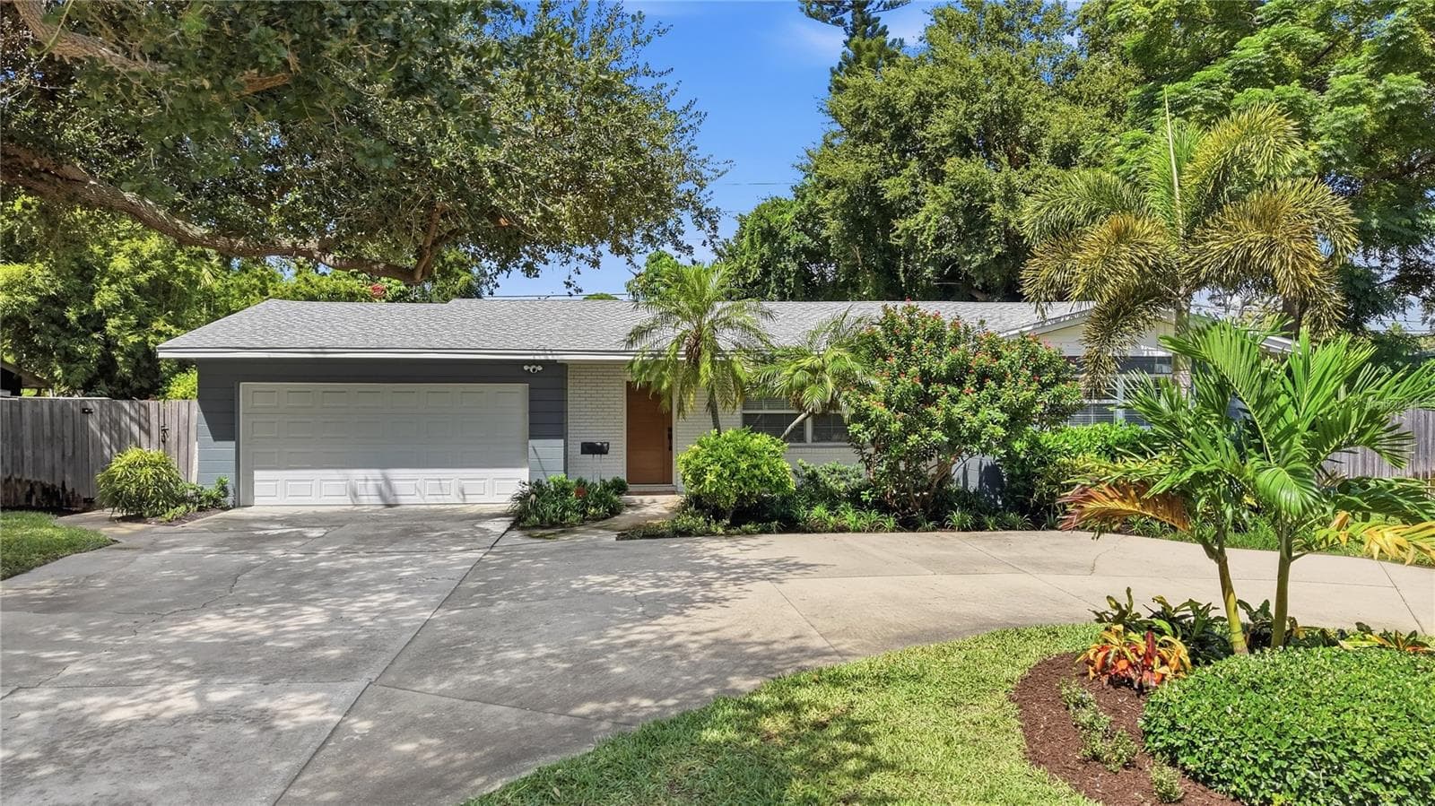 6675 Colony Dr S photo 2