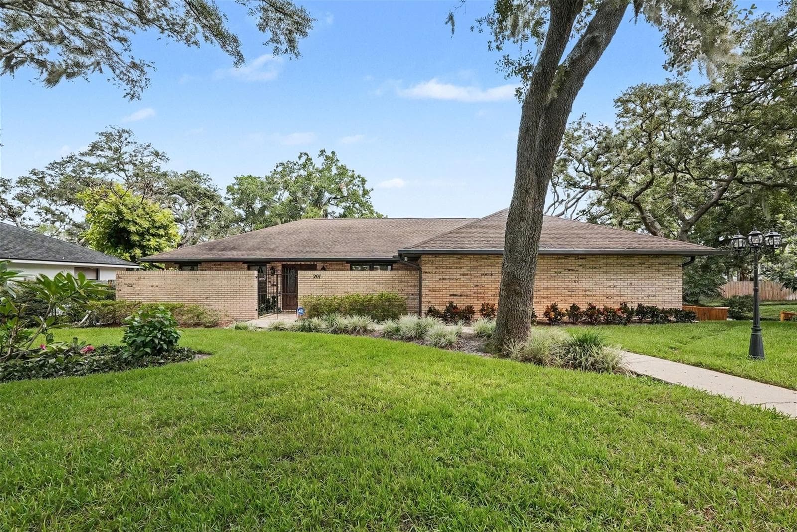 201 Wild Oak Dr photo 2