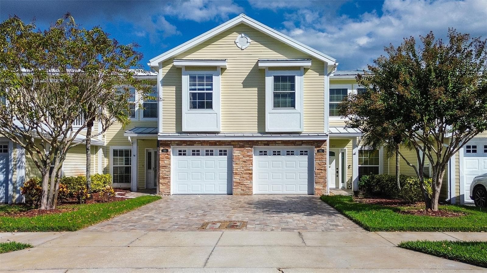 914 Woodbridge CT