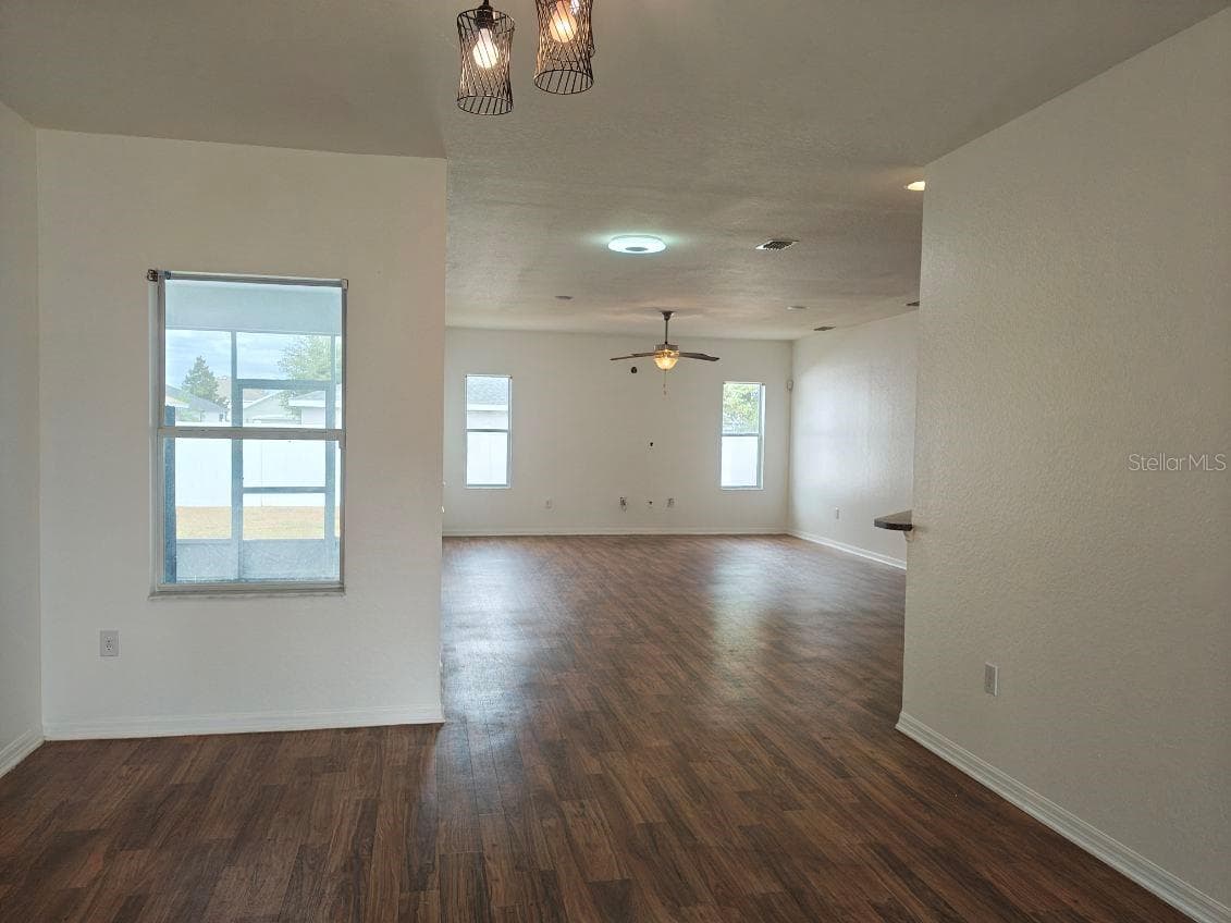1561 Shorewood Dr