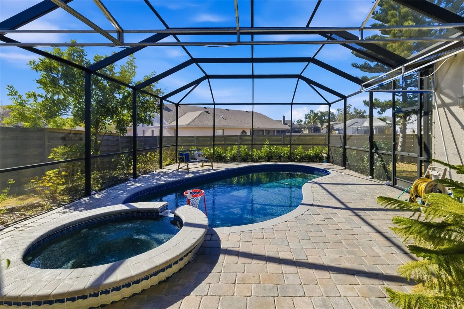 8072 Glenbrooke Ln