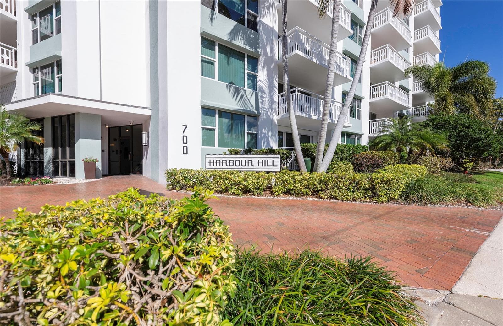 700 Beach Dr NE #406