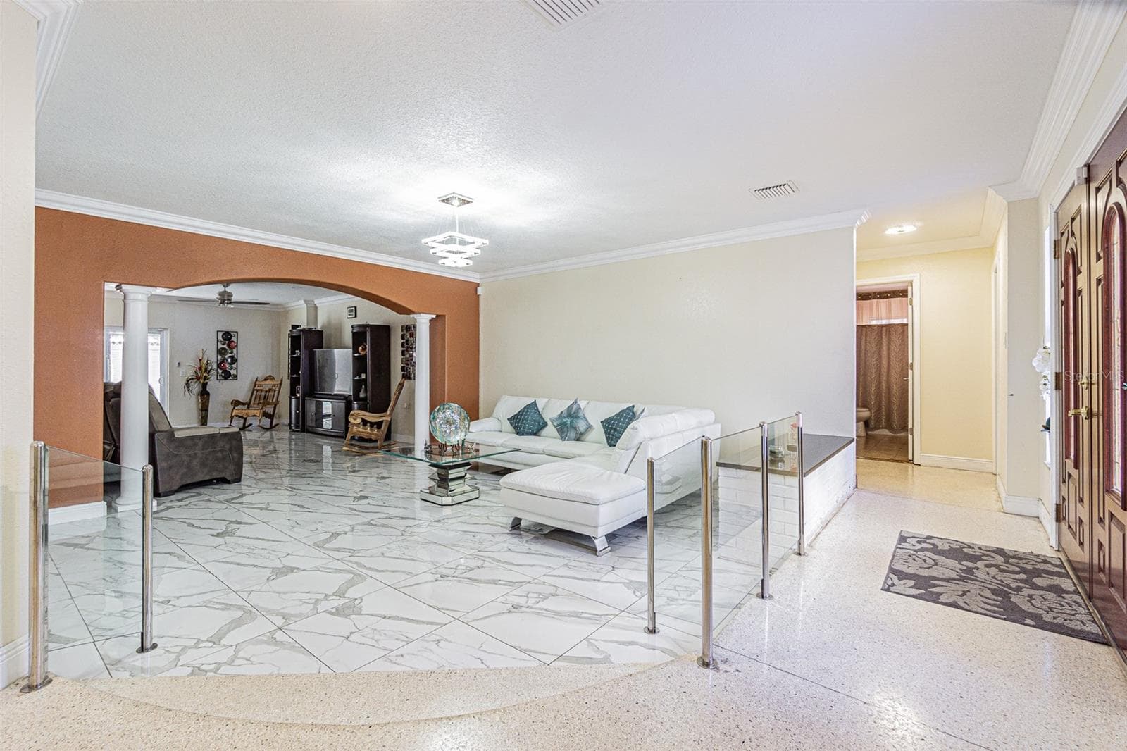 3112 W Henry Ave