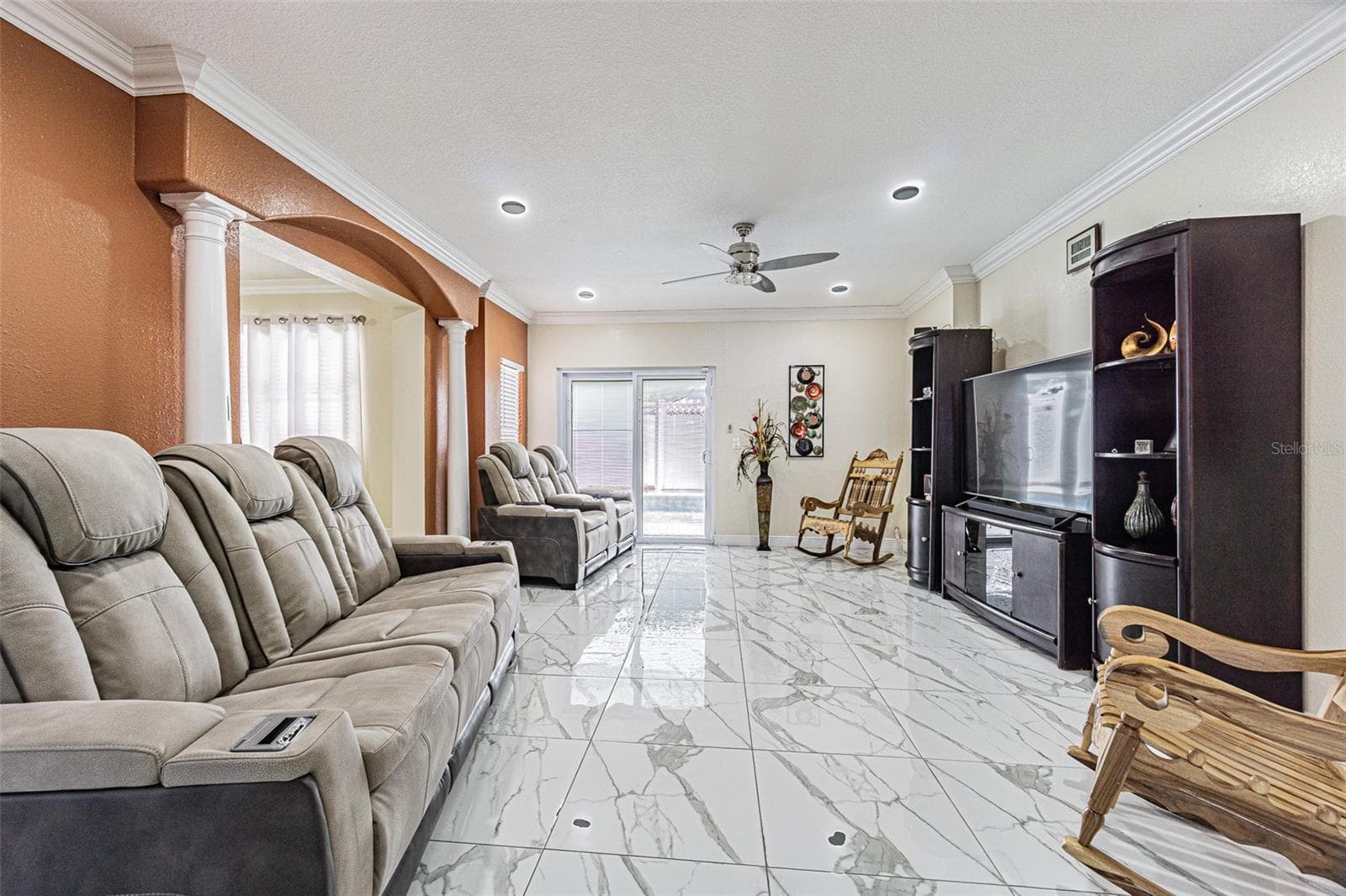 3112 W Henry Ave