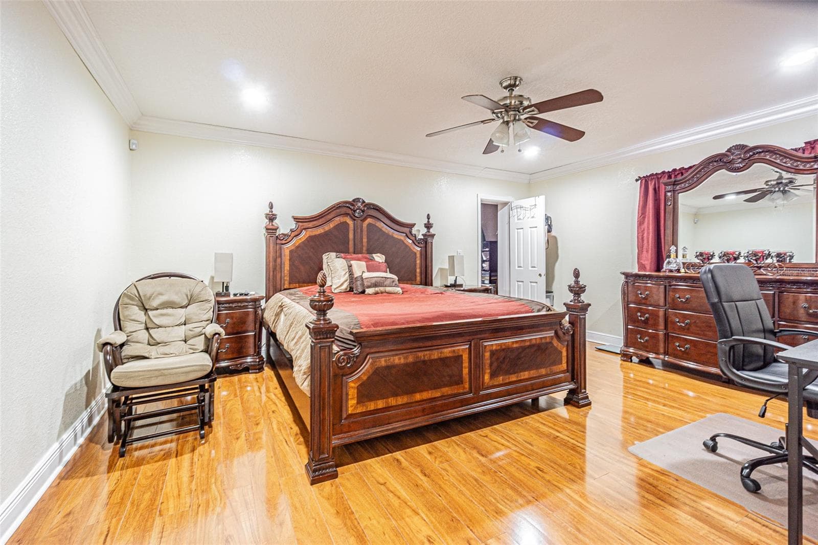 3112 W Henry Ave