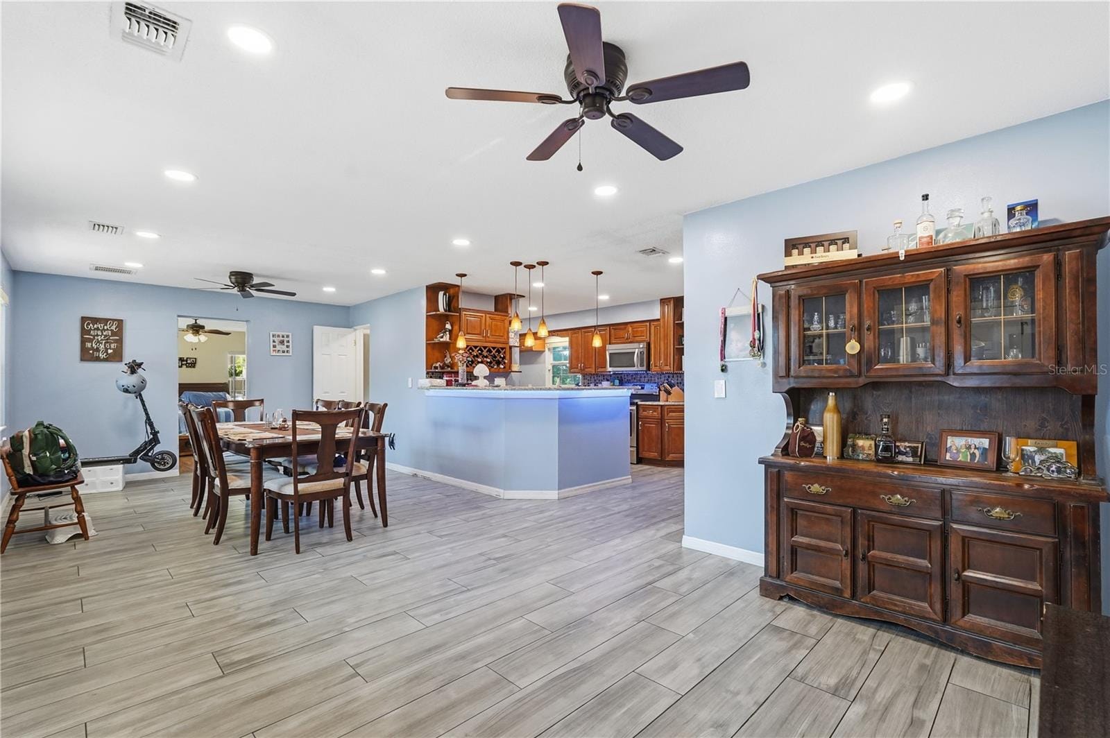 940 Orangeview Dr photo 2