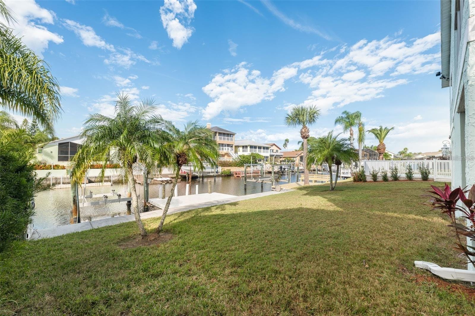 6225 Bayside Dr photo 2