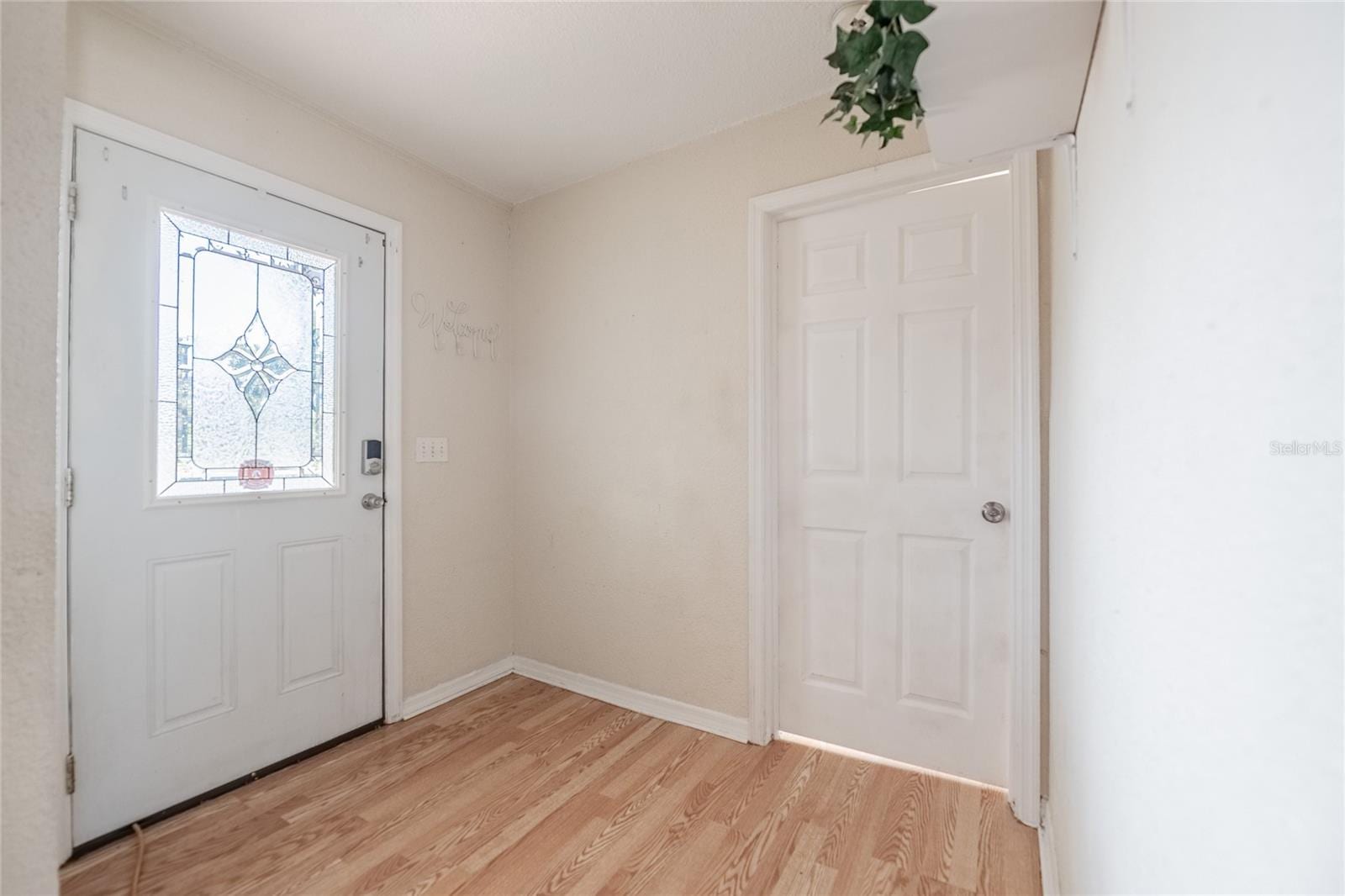 1048 Roselle Ave photo 3