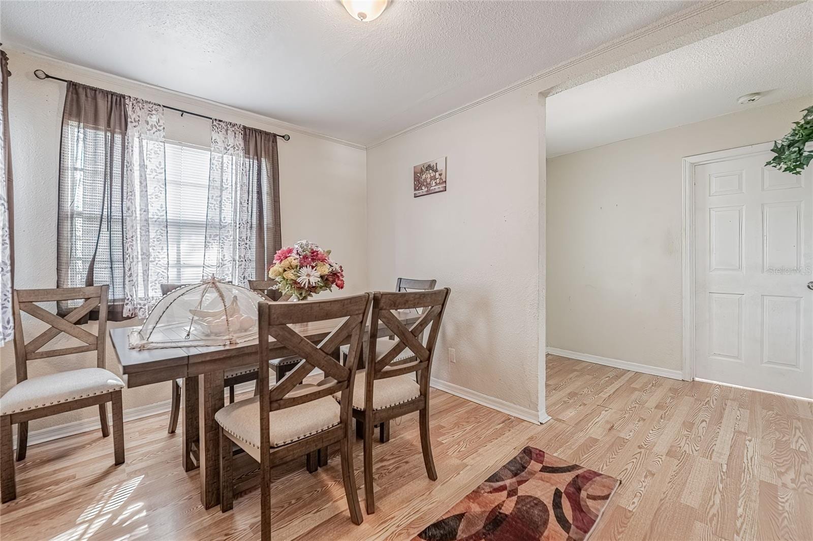 1048 Roselle Ave photo 4