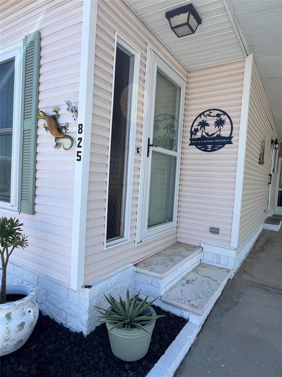 825 Coconut Palm St photo 3