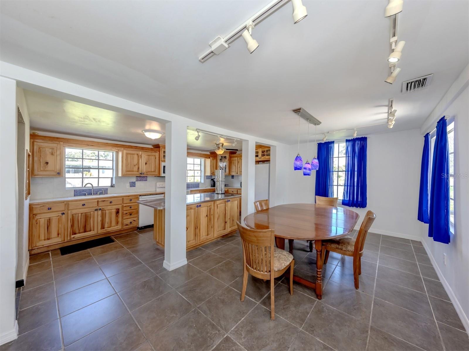 305 Chauncey Ave photo 5