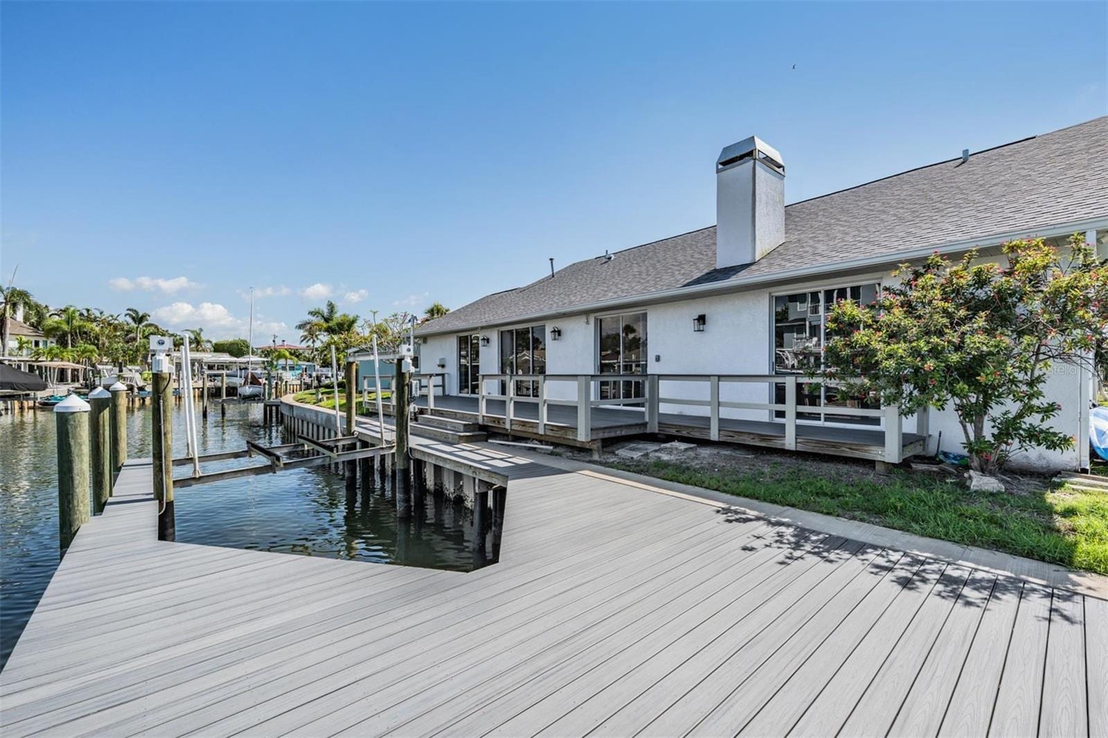 2127 Lagoon Dr photo 2