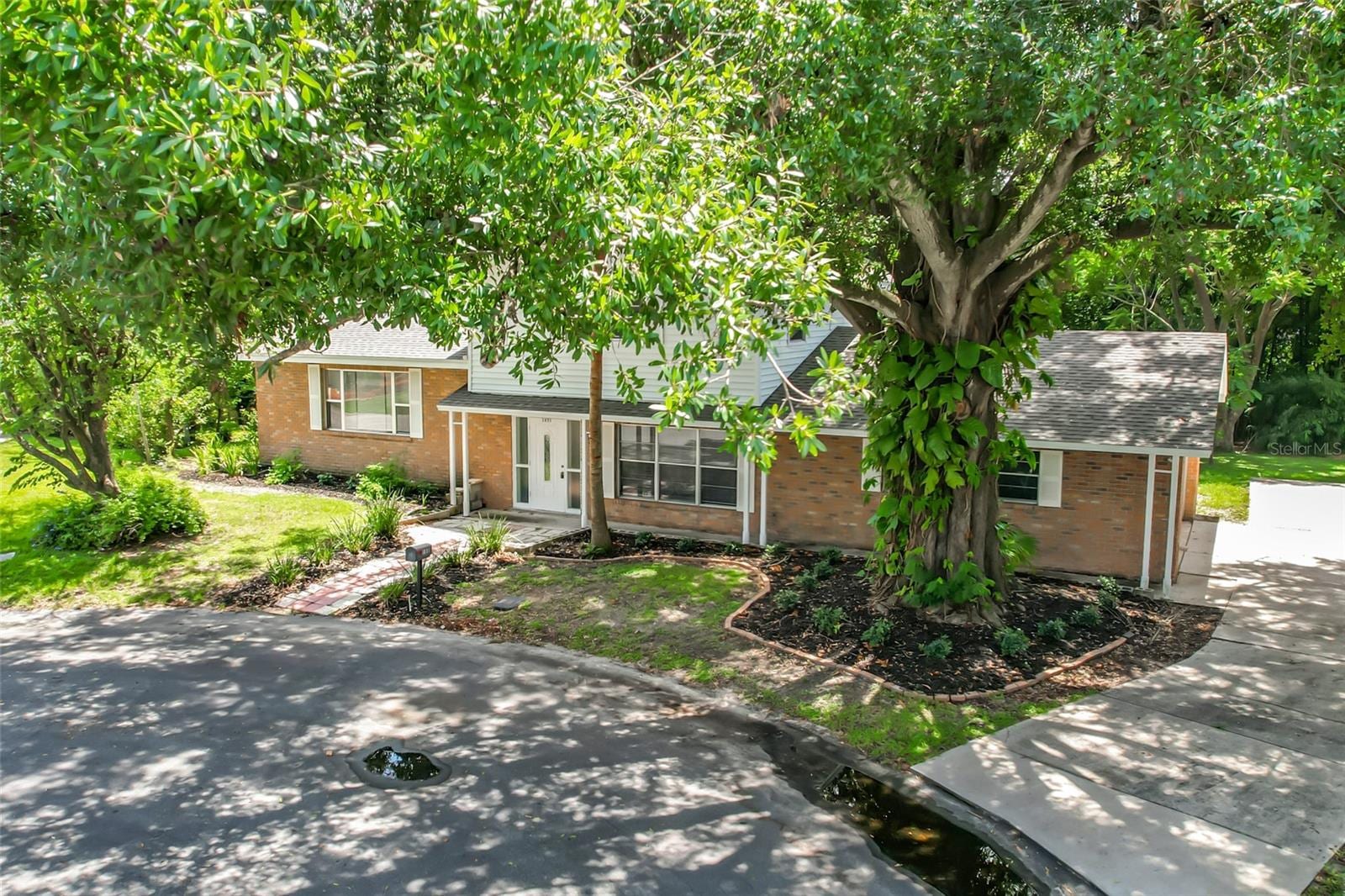 1631 Monterey Ln photo 2