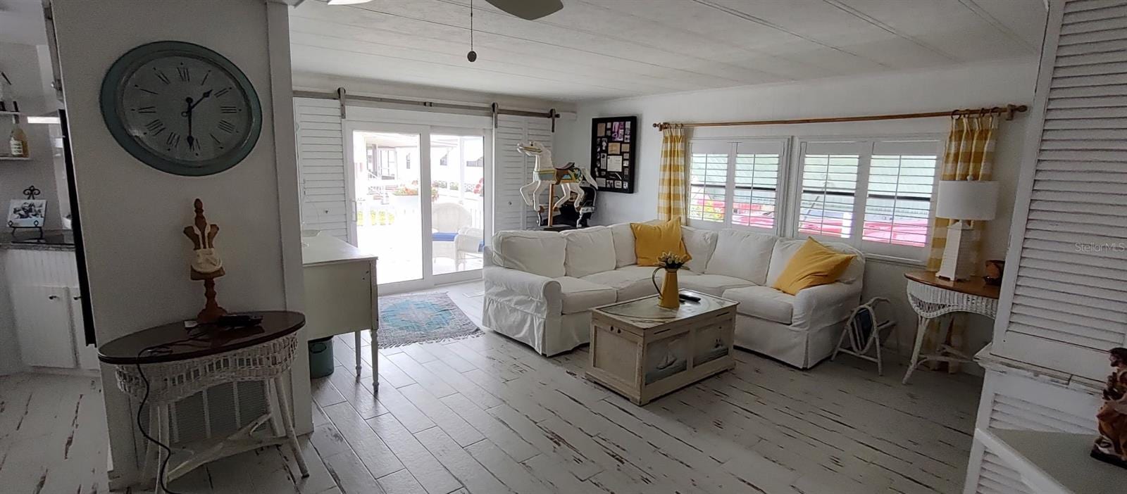 123 Dolphin Dr S photo 2