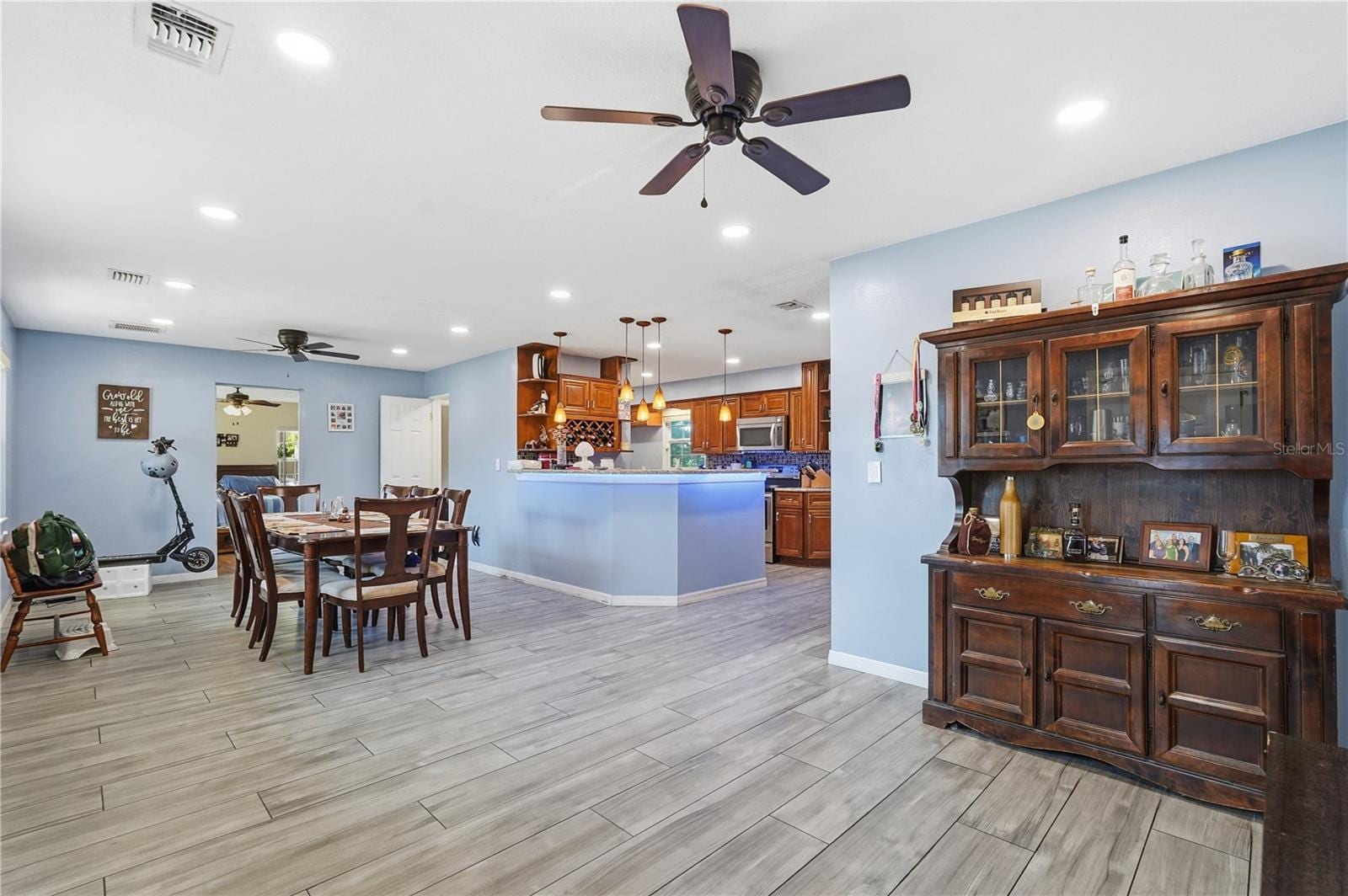 940 Orangeview Dr photo 2