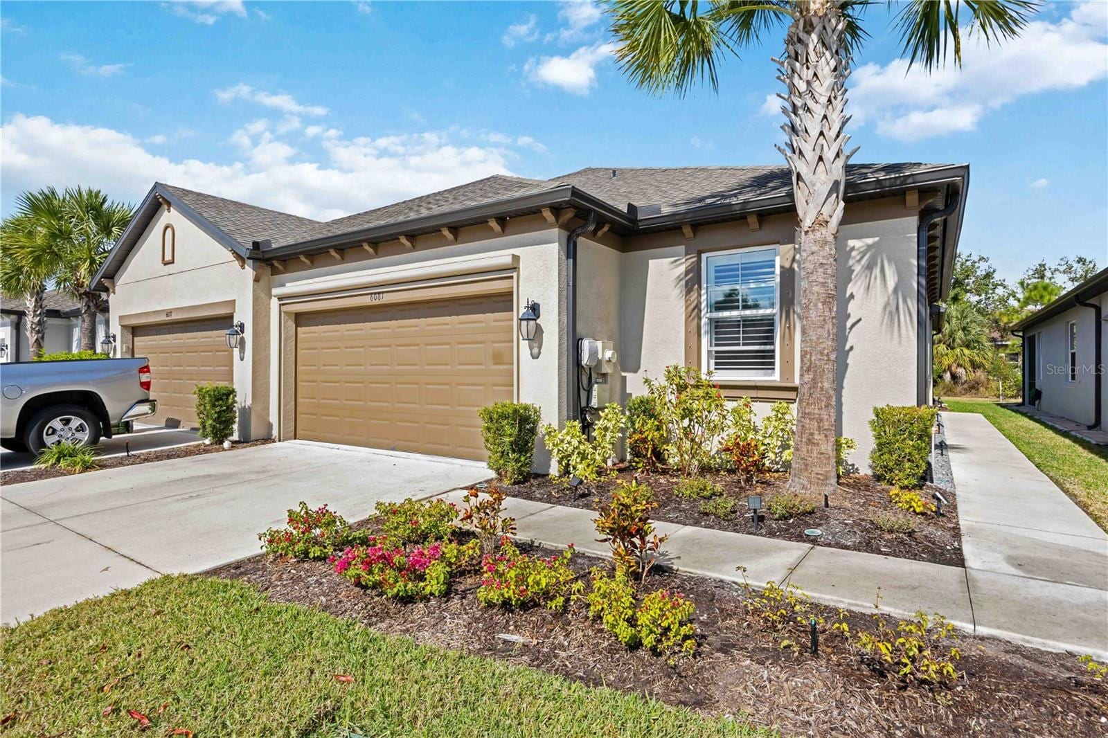 6081 Amberly Dr photo 2
