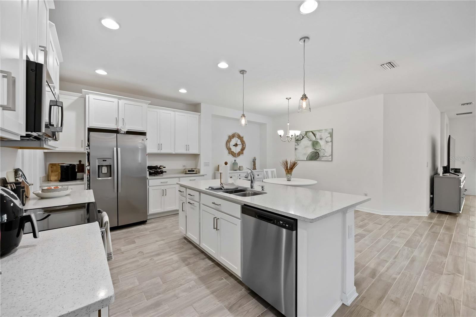 6081 Amberly Dr photo 3