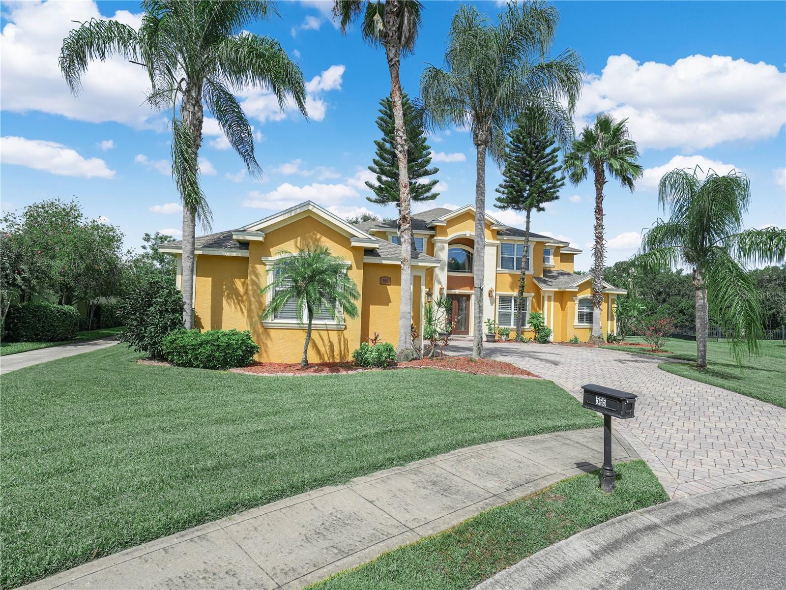 565 Whisper Woods Dr photo 2