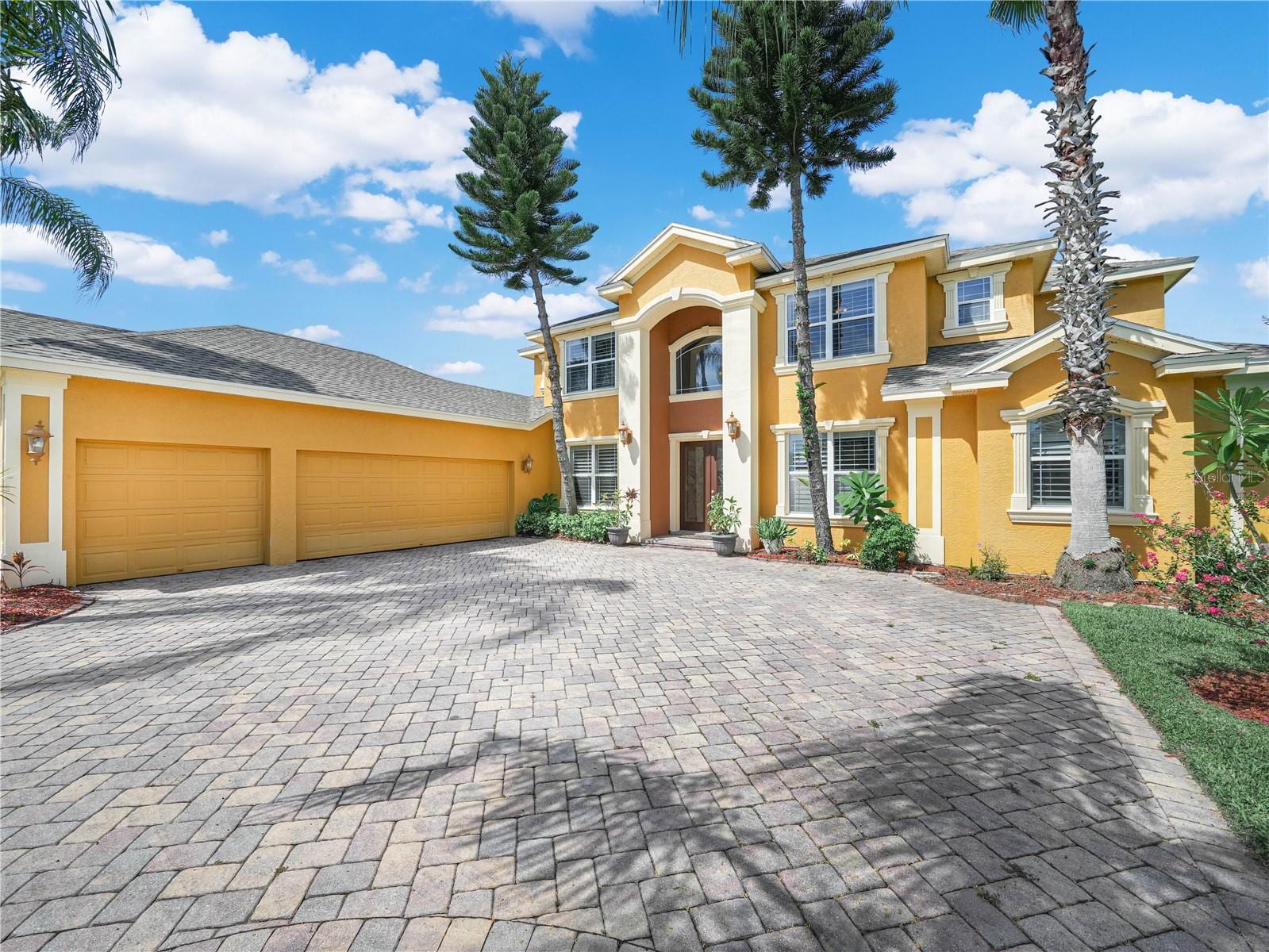 565 Whisper Woods Dr photo 3