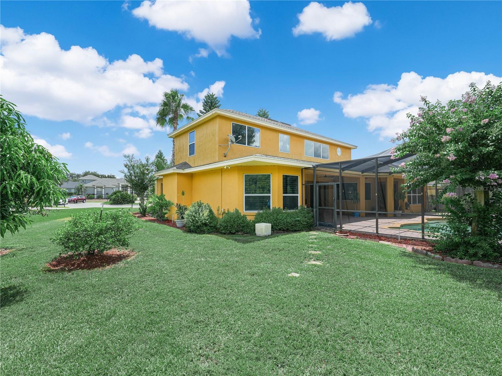 565 Whisper Woods Dr photo 4