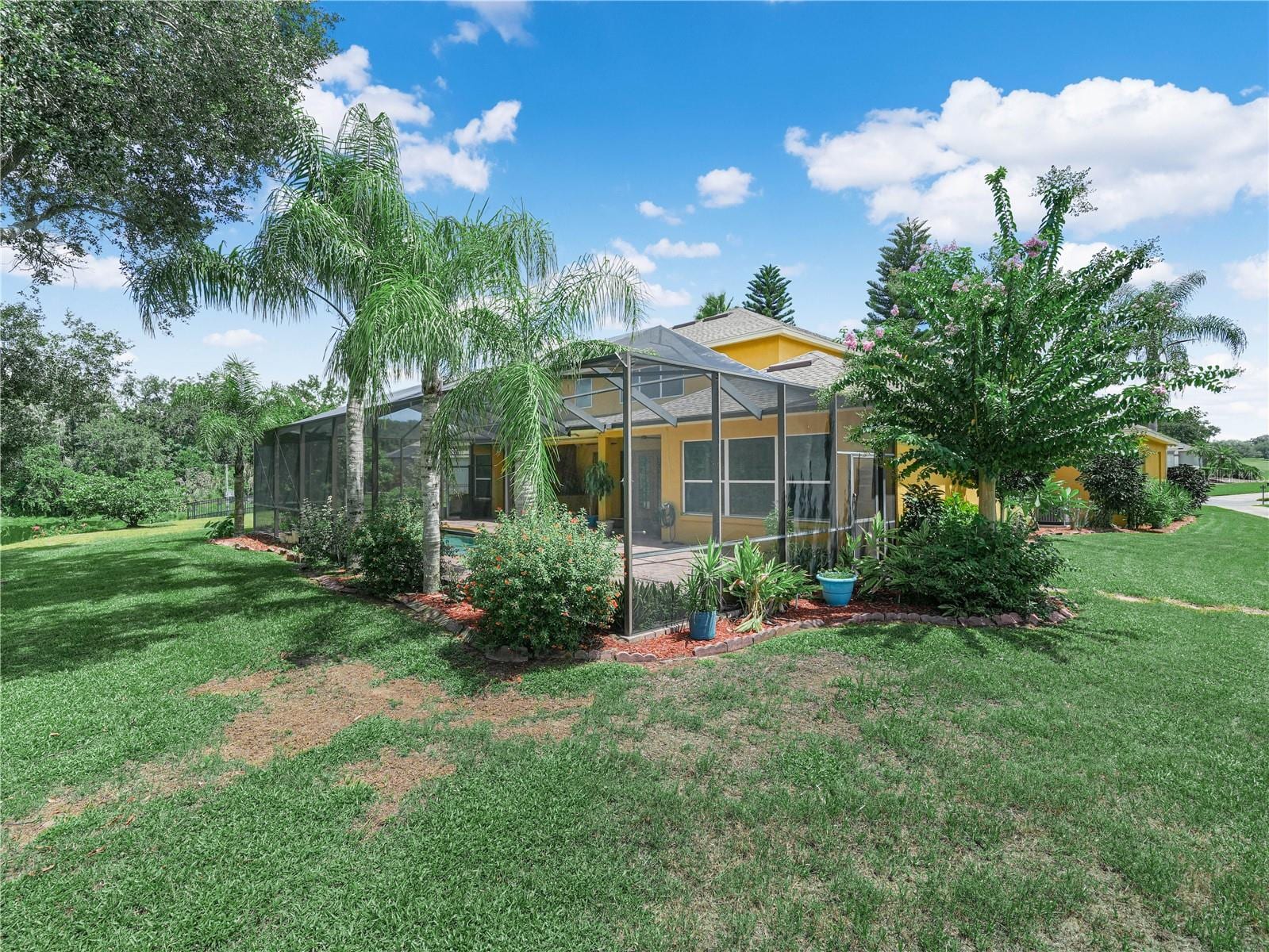 565 Whisper Woods Dr photo 5