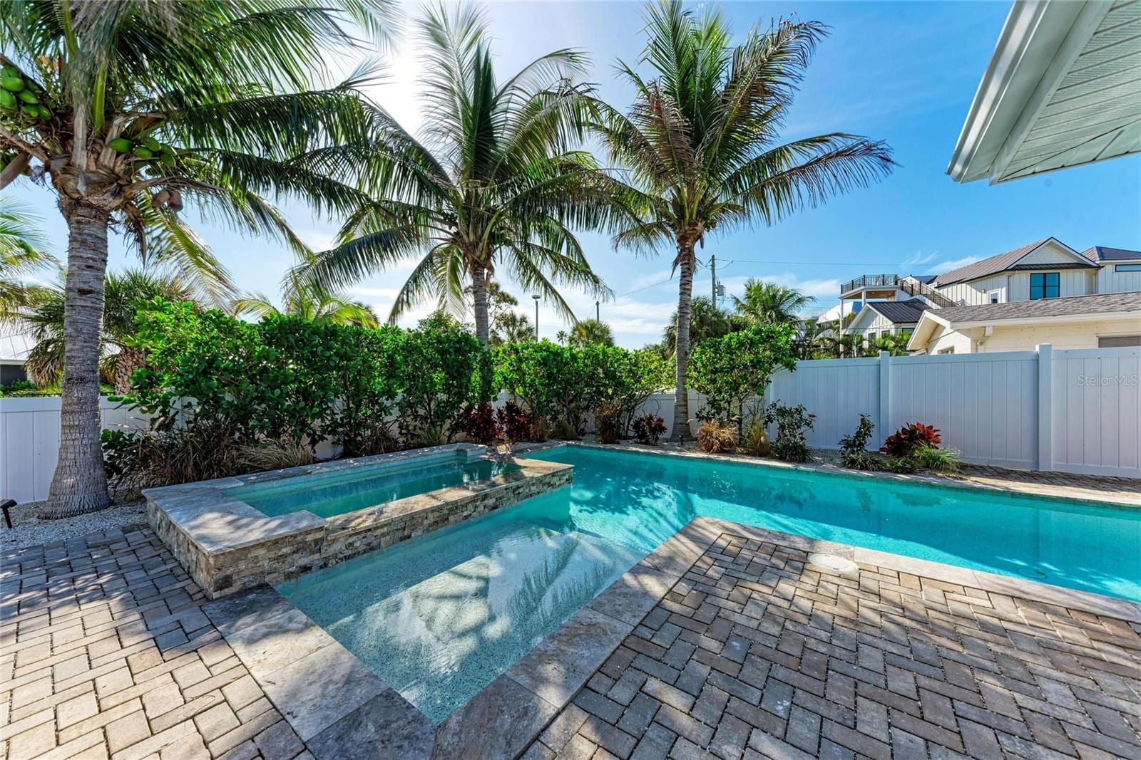 150 Crescent Dr photo 3