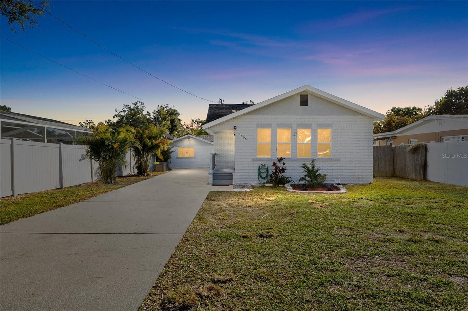 2606 W Henry Ave photo 2