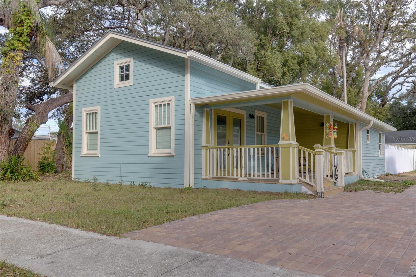 448 Locklie St photo 4