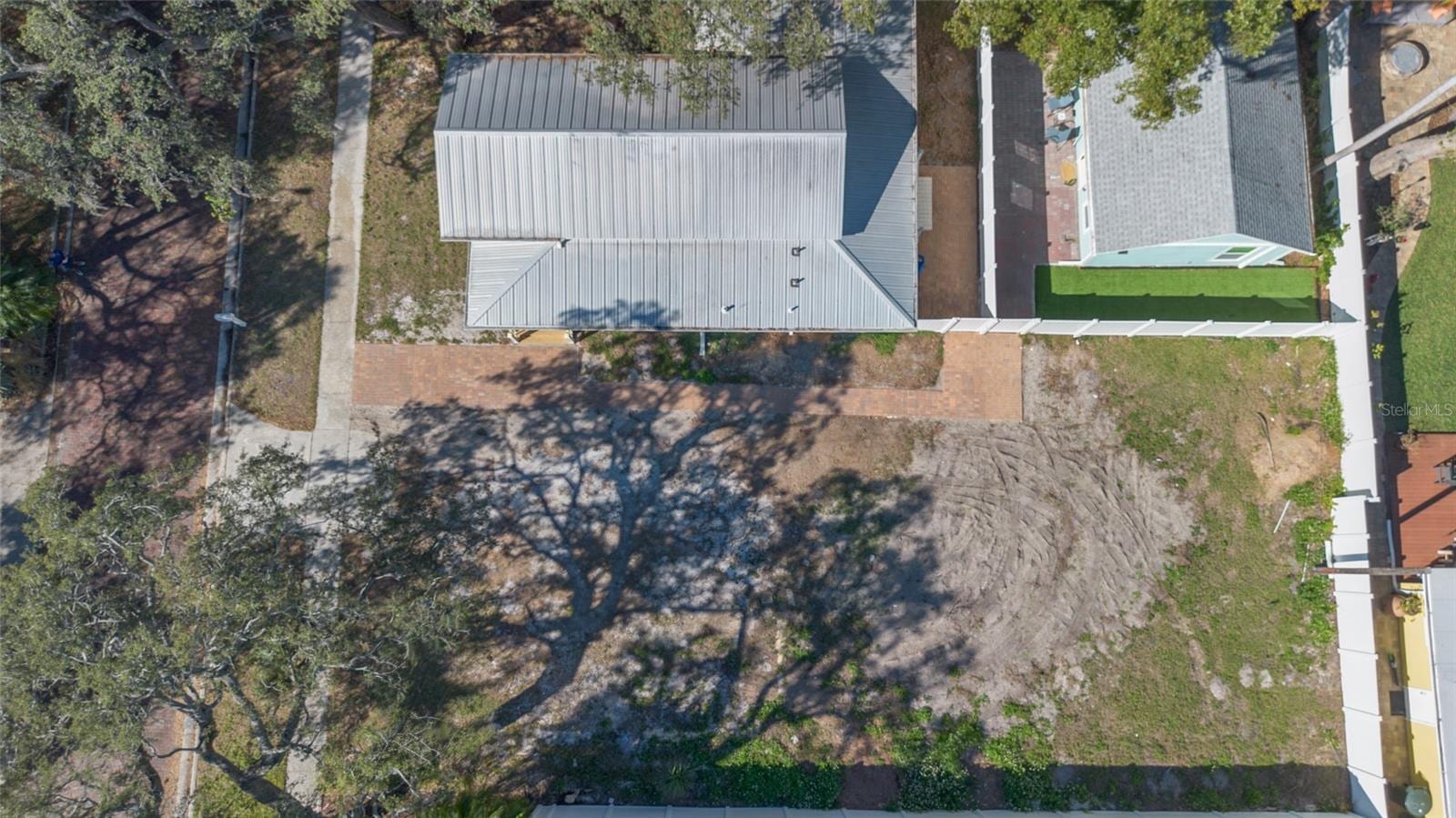 448 Locklie St photo 3