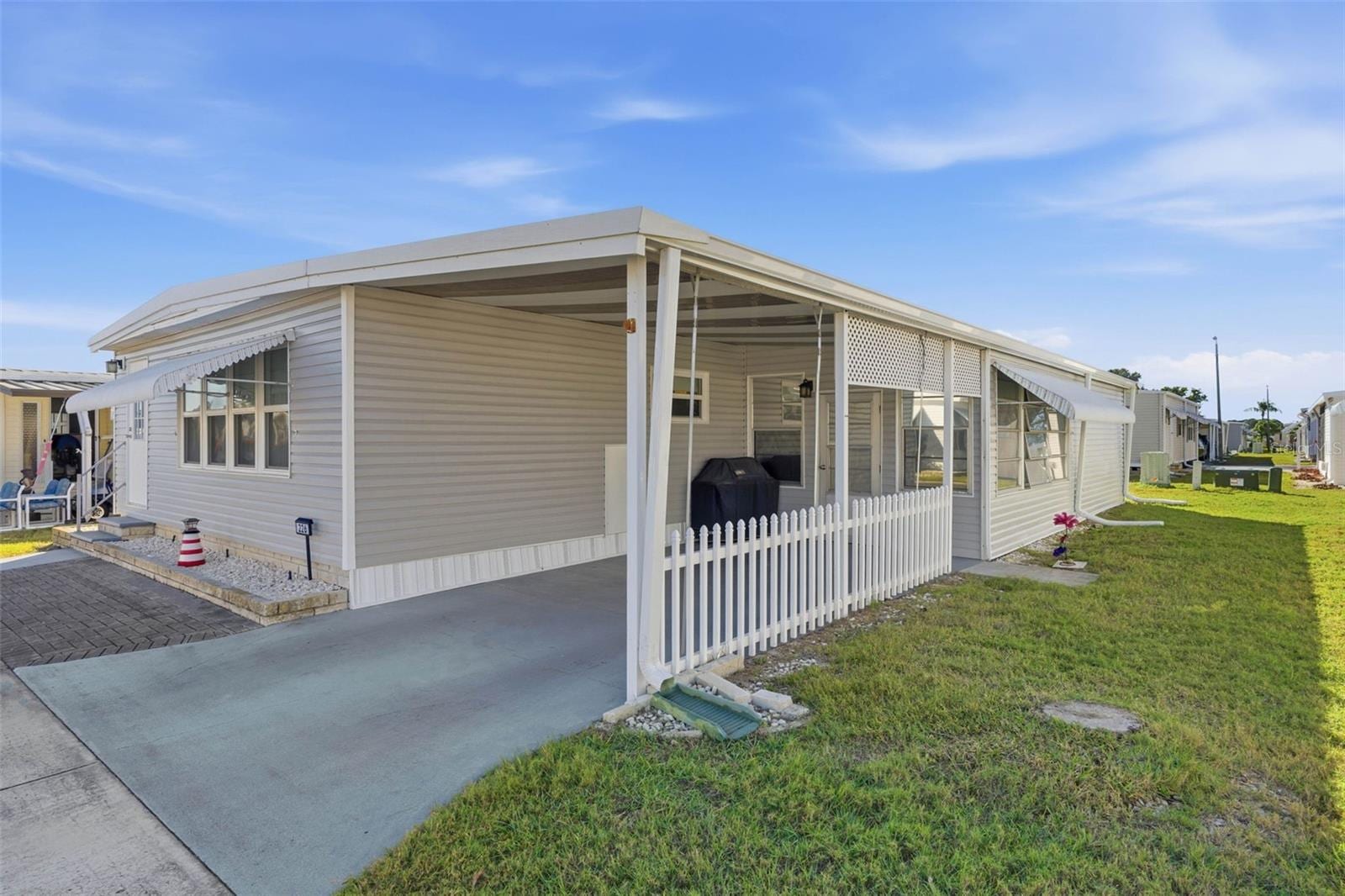 226 Royal Palm Cir photo 3