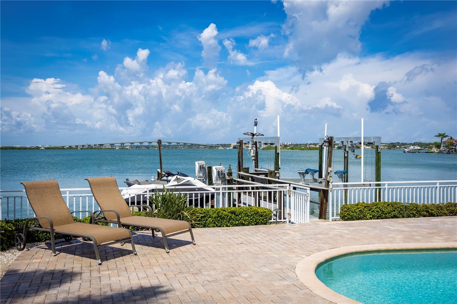 306 Harbor Dr photo 3
