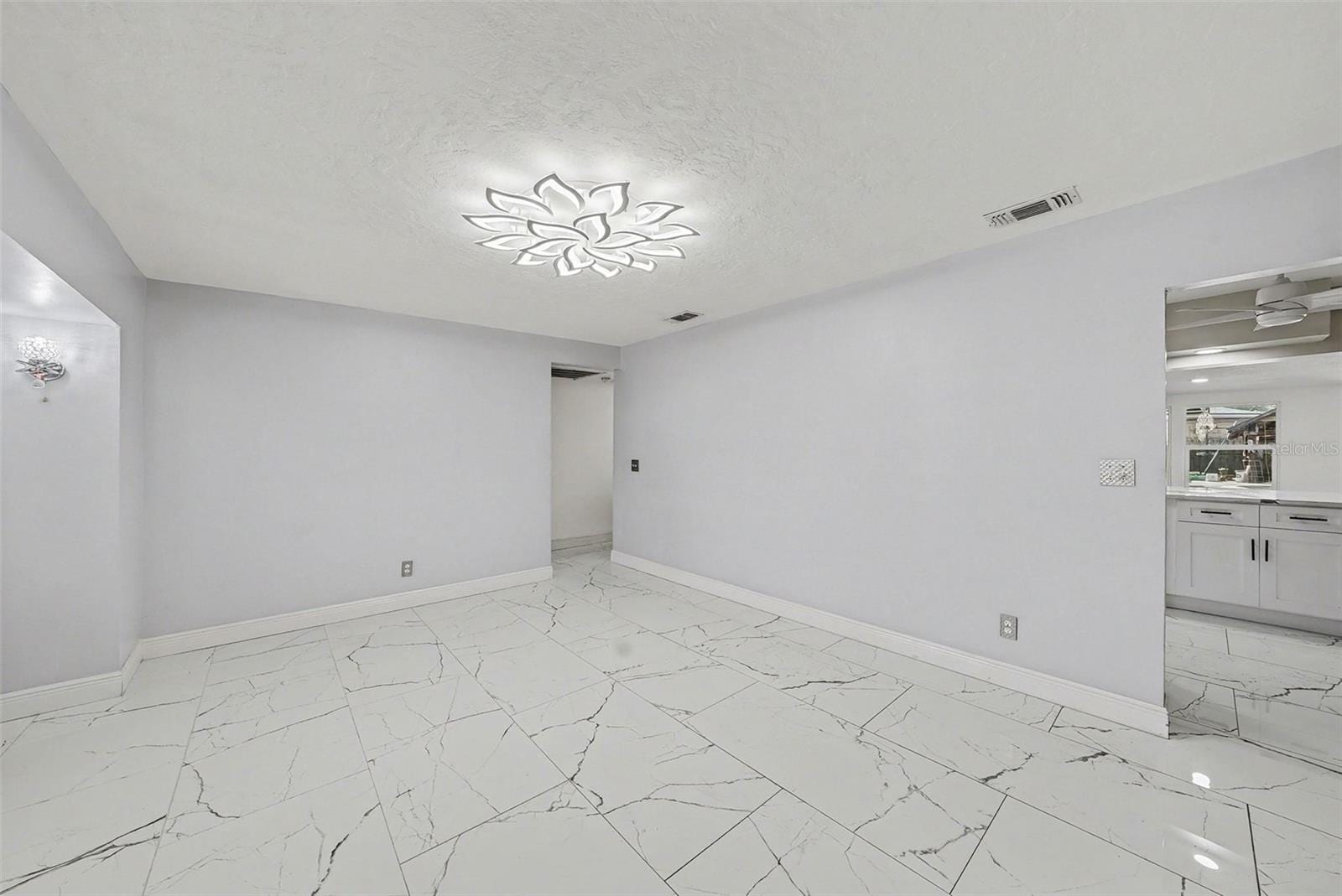 2910 W Burke St photo 5