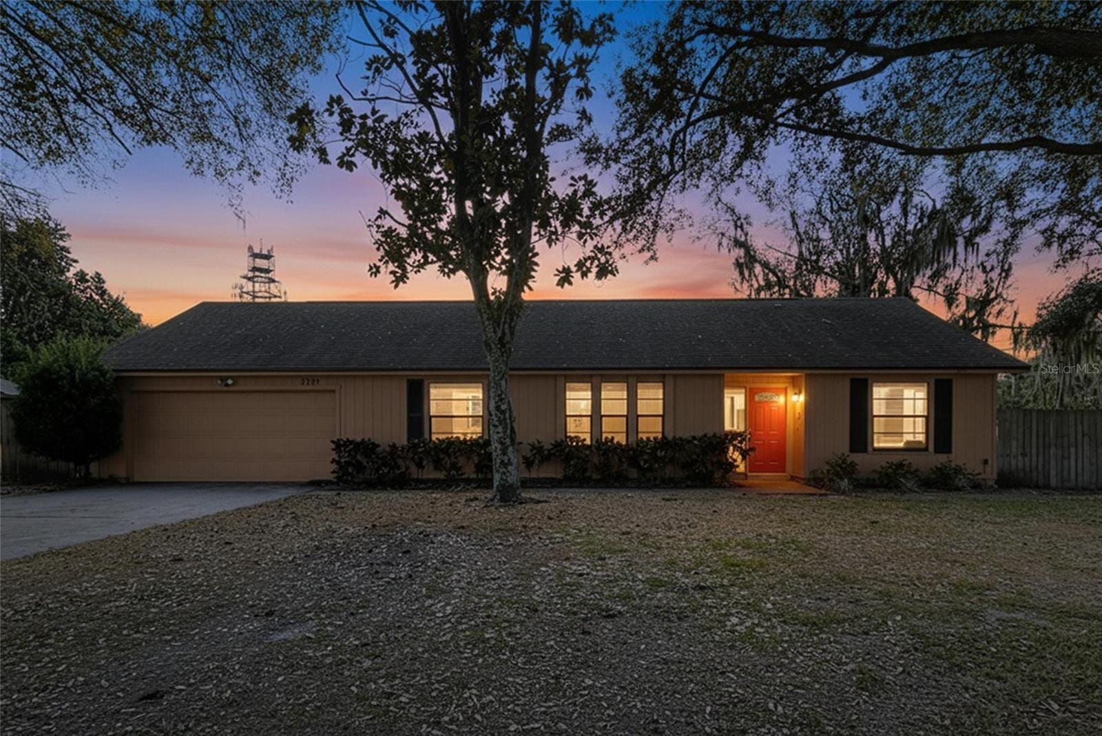 2205 Roslyn Ln photo 2