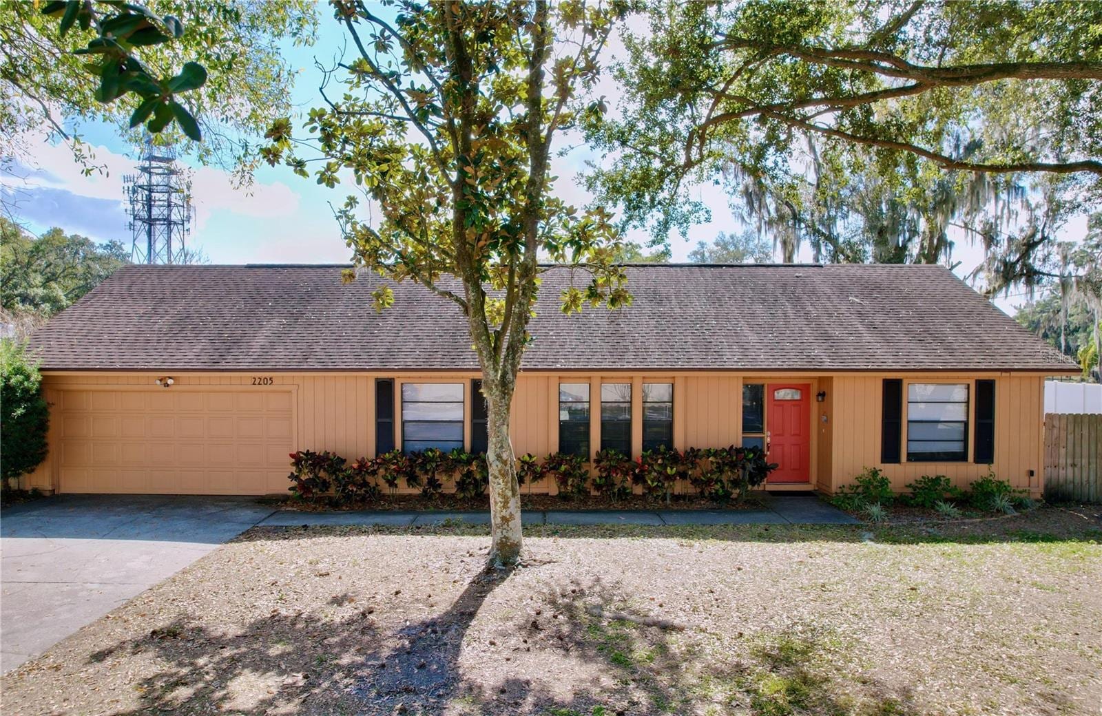 2205 Roslyn Ln photo 3