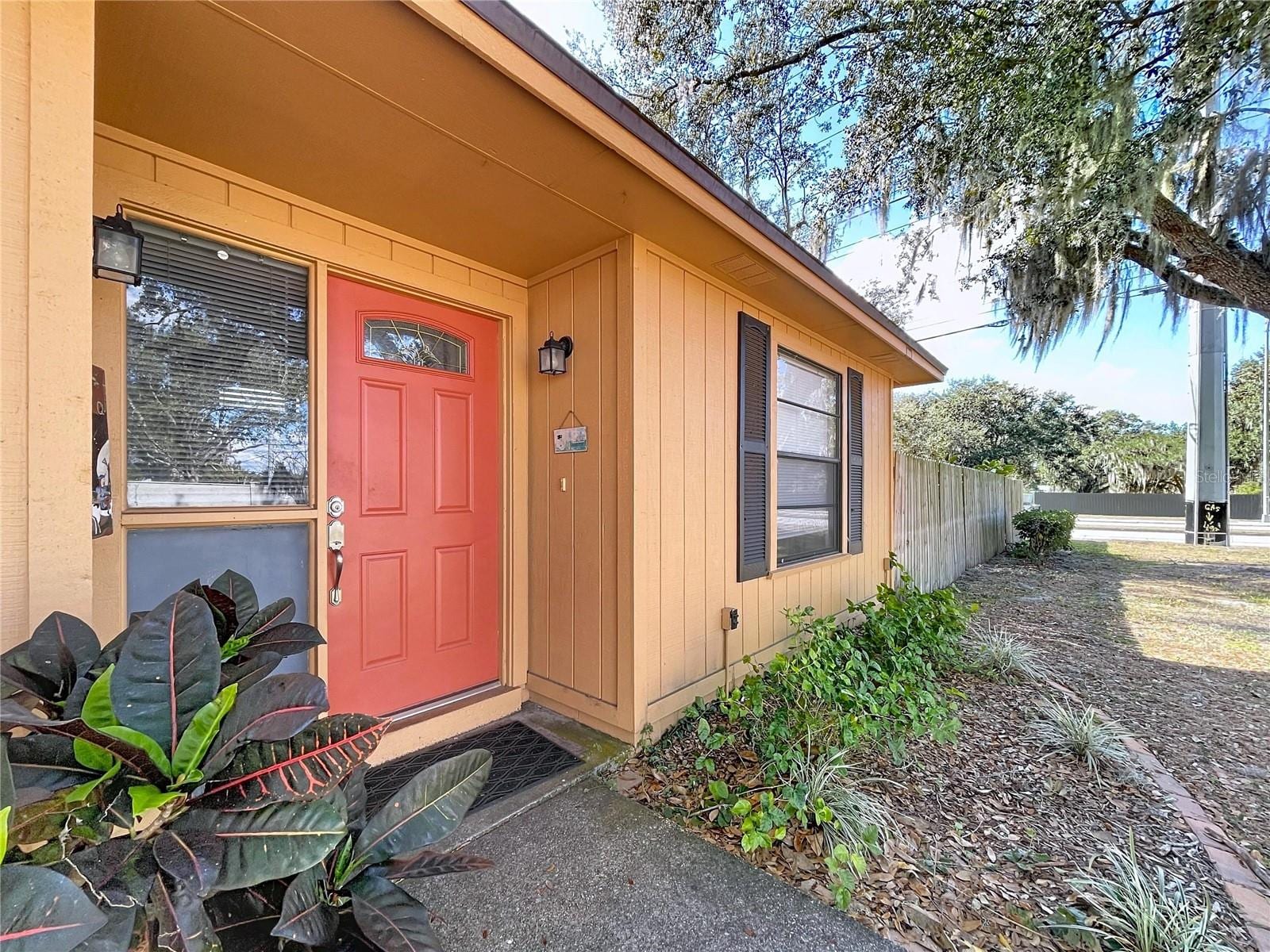 2205 Roslyn Ln photo 4