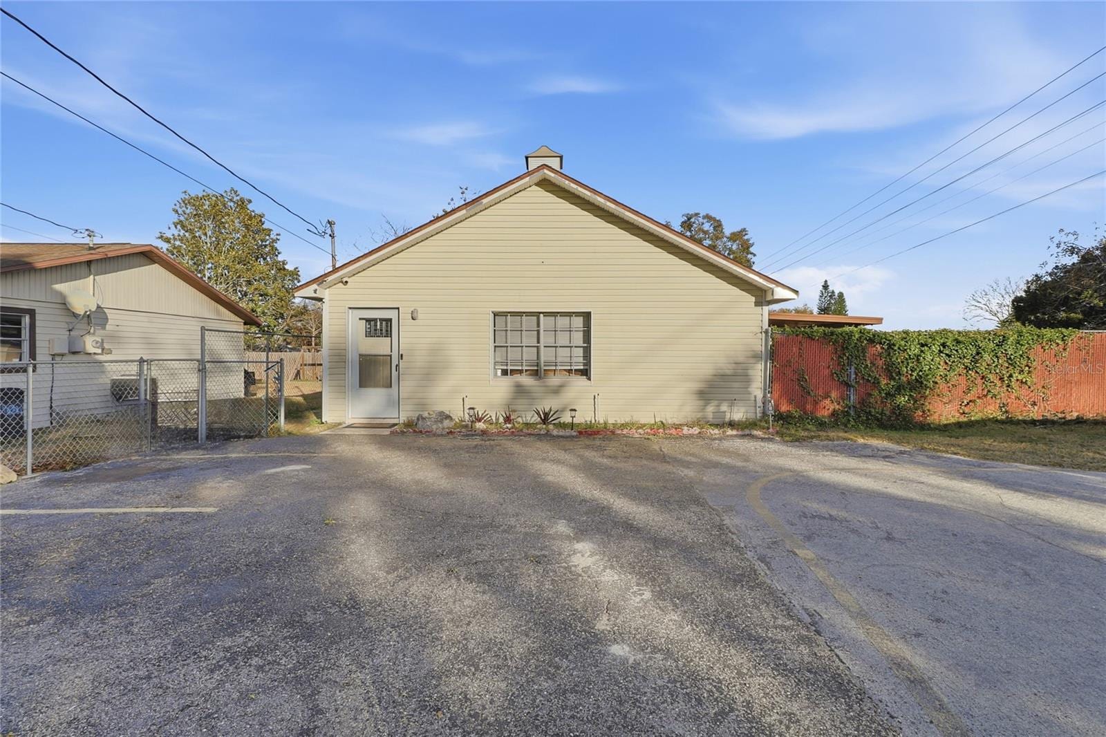 11004 Martha Ave photo 2