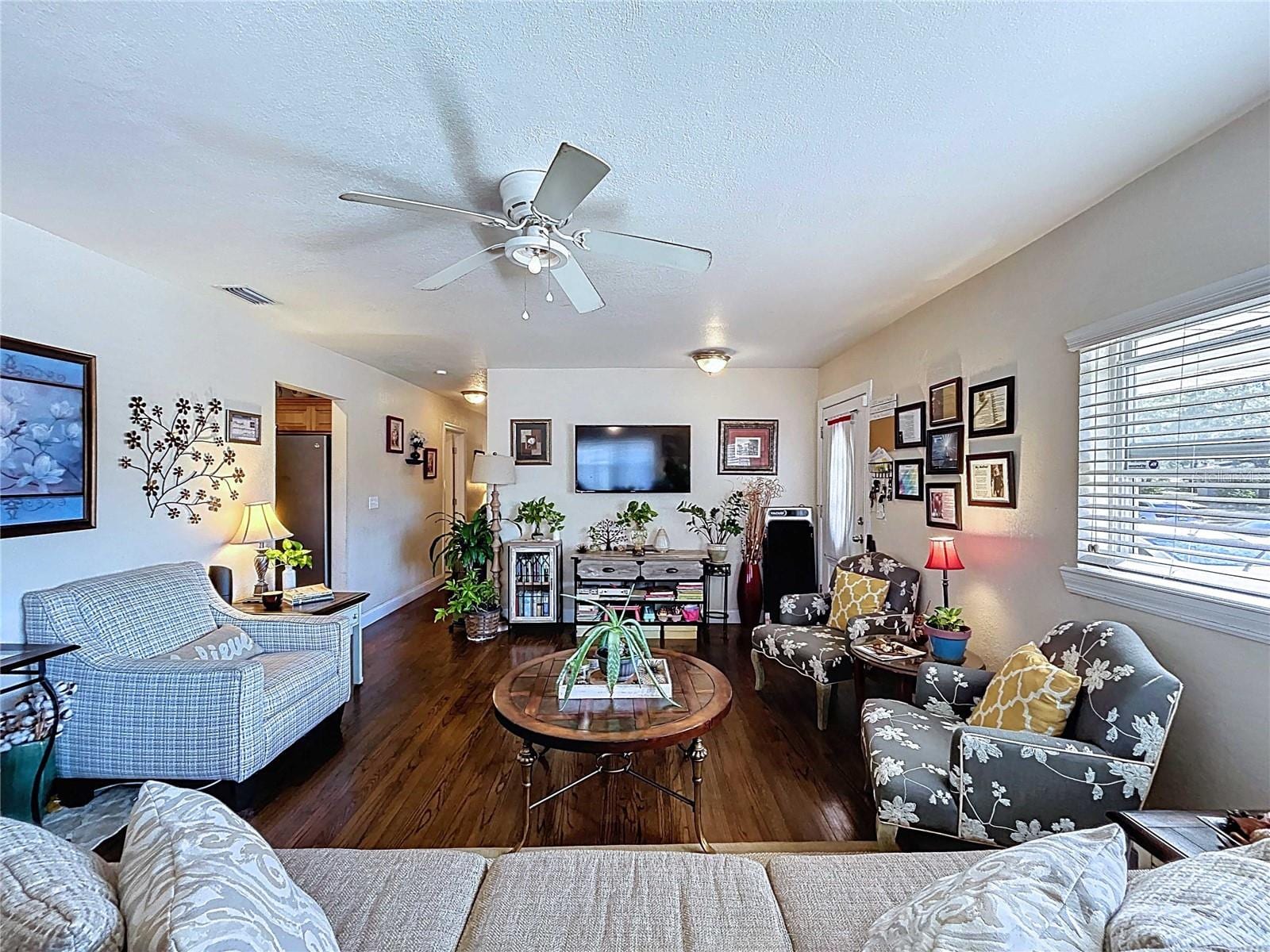 717 W End Cres N photo 4