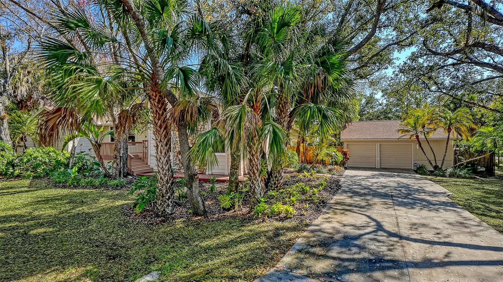 4390 Woodview Dr photo 3