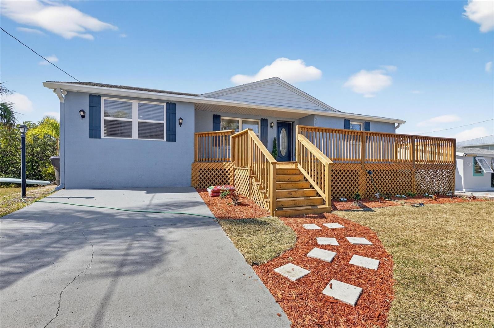 827 Seabreeze Dr photo 3