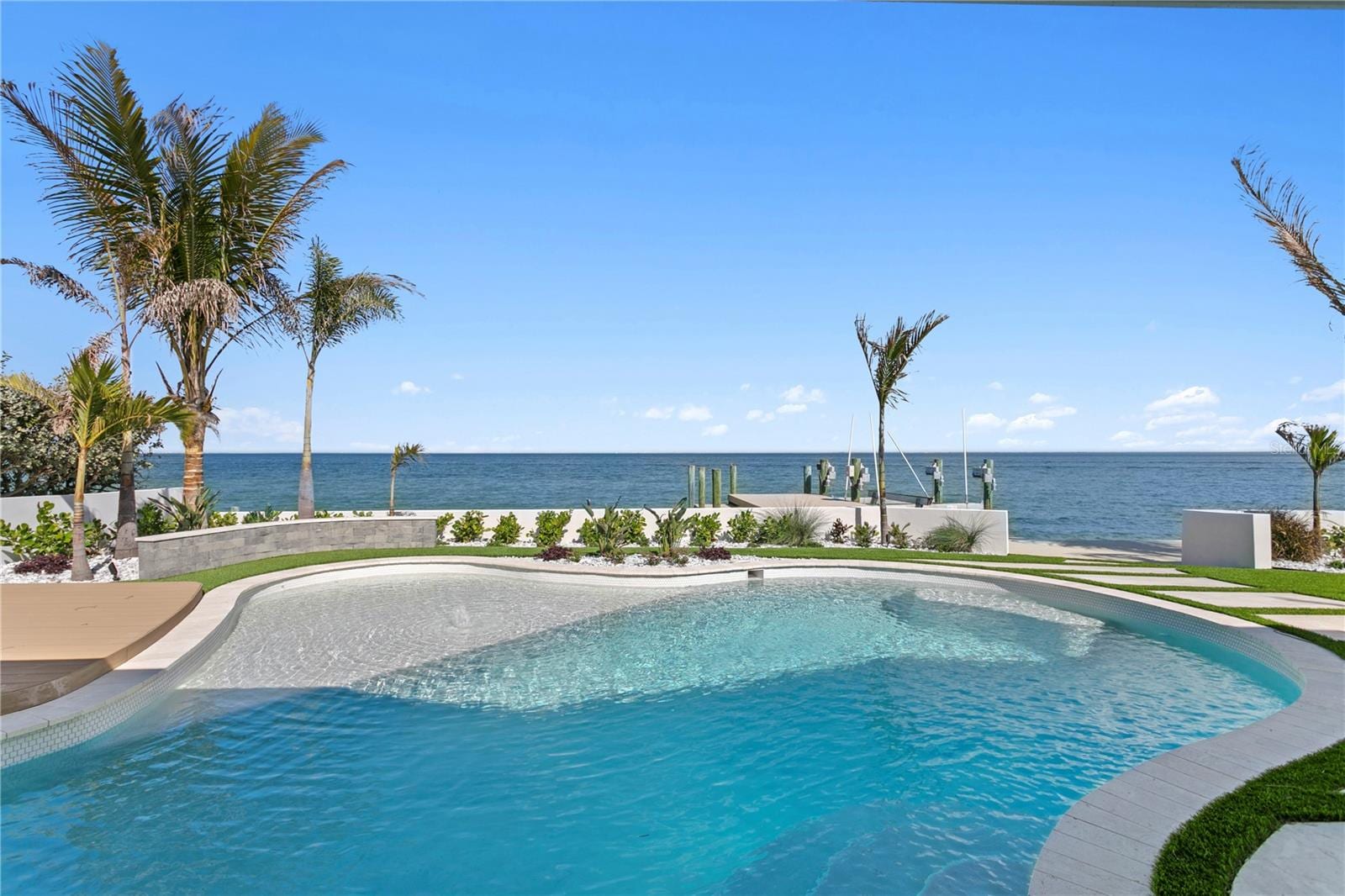 2580 E Bay Isle Dr SE photo 3