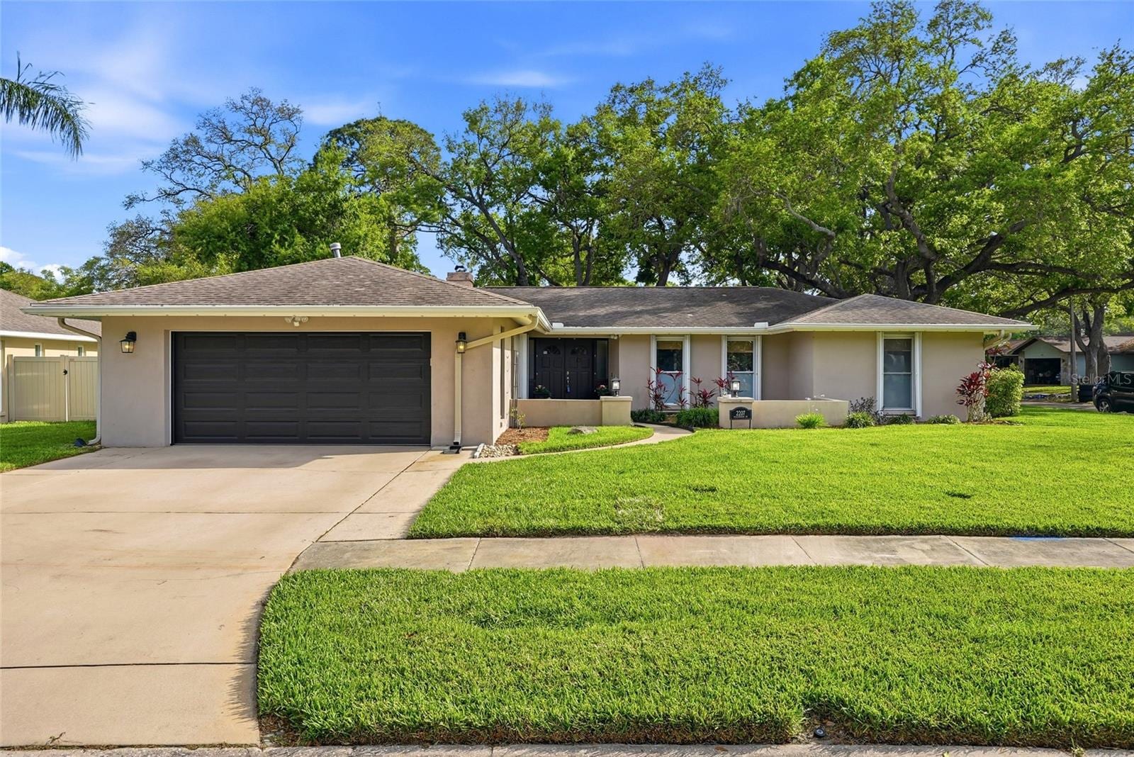 2207 Willowbrook Dr photo 2