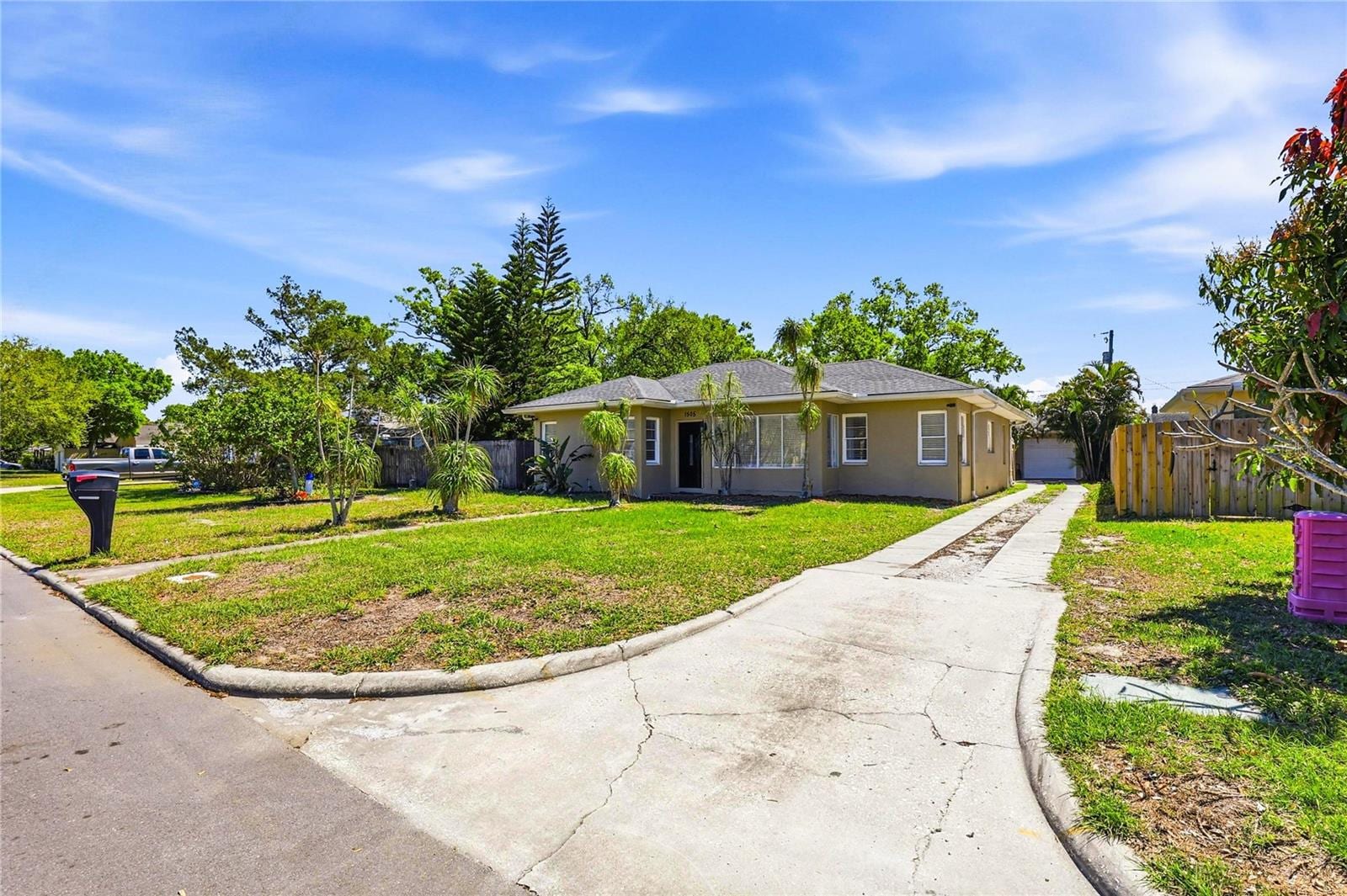 1505 Laura St photo 2